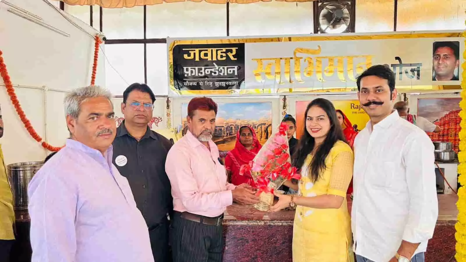 अजमेर के जेएलएन अस्पताल में स्वाभिमान भोज रसोई के बैनर के सामने गुलदस्ता भेंट कर अतिथियों का स्वागत करते कर्मचारी। अजमेर के जेएलएन अस्पताल में स्वाभिमान भोज रसोई के बैनर के सामने गुलदस्ता भेंट कर अतिथियों का स्वागत करते कर्मचारी।