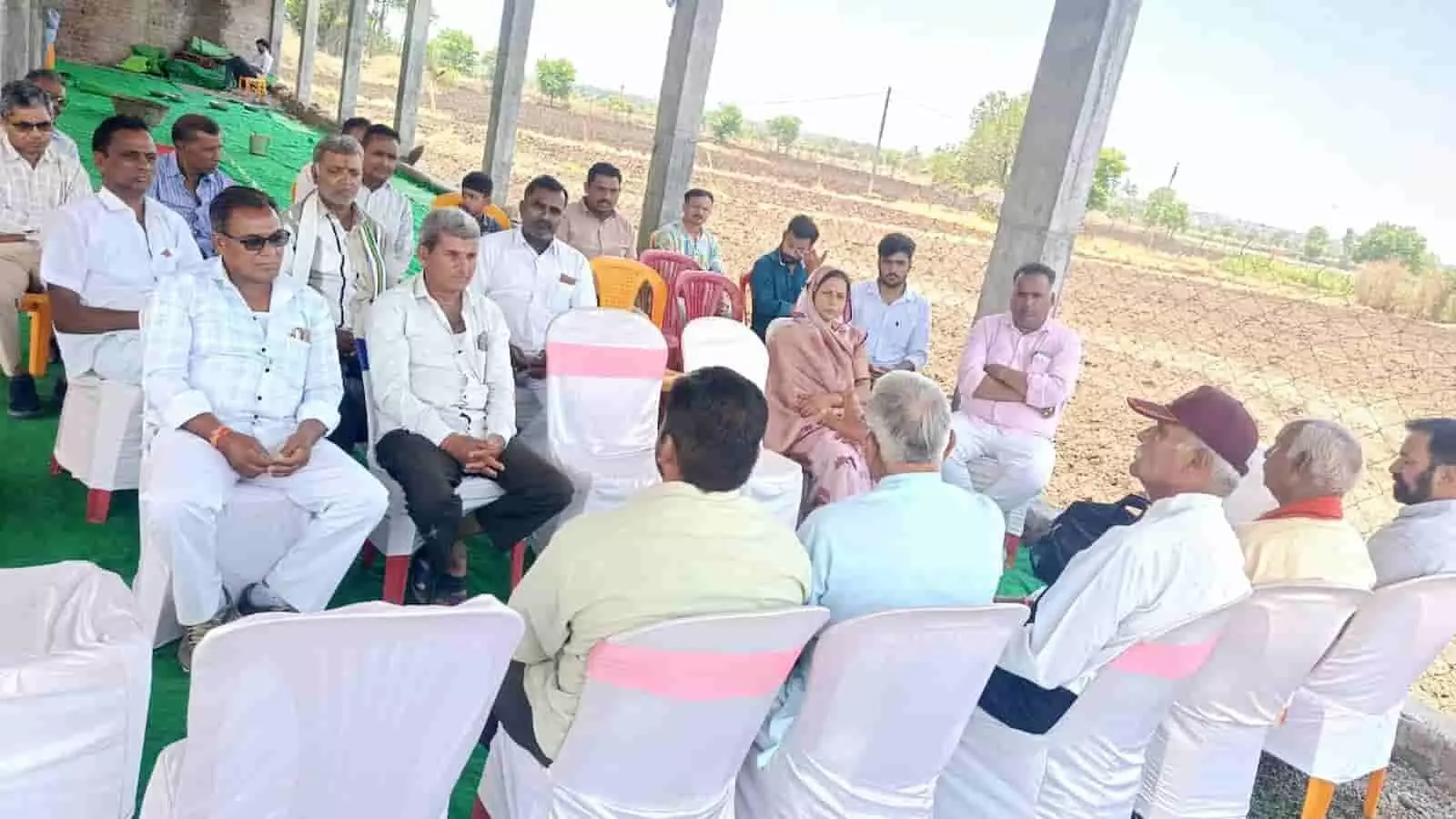 कुर्सियों पर बैठकर चर्चा करते हुए किसान संघ के पदाधिकारी, ग्राम असावता, प्रतापगढ़ जिला बैठक। कुर्सियों पर बैठकर चर्चा करते हुए किसान संघ के पदाधिकारी, ग्राम असावता, प्रतापगढ़ जिला बैठक।