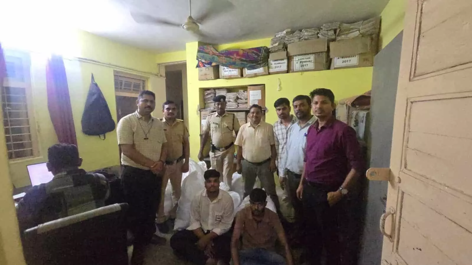 बोइसर रेलवे स्टेशन पर प्रतिबंधित तंबाकू और गुटखा के साथ गिरफ्तार दो आरोपी। बोइसर रेलवे स्टेशन पर प्रतिबंधित तंबाकू और गुटखा के साथ गिरफ्तार दो आरोपी।