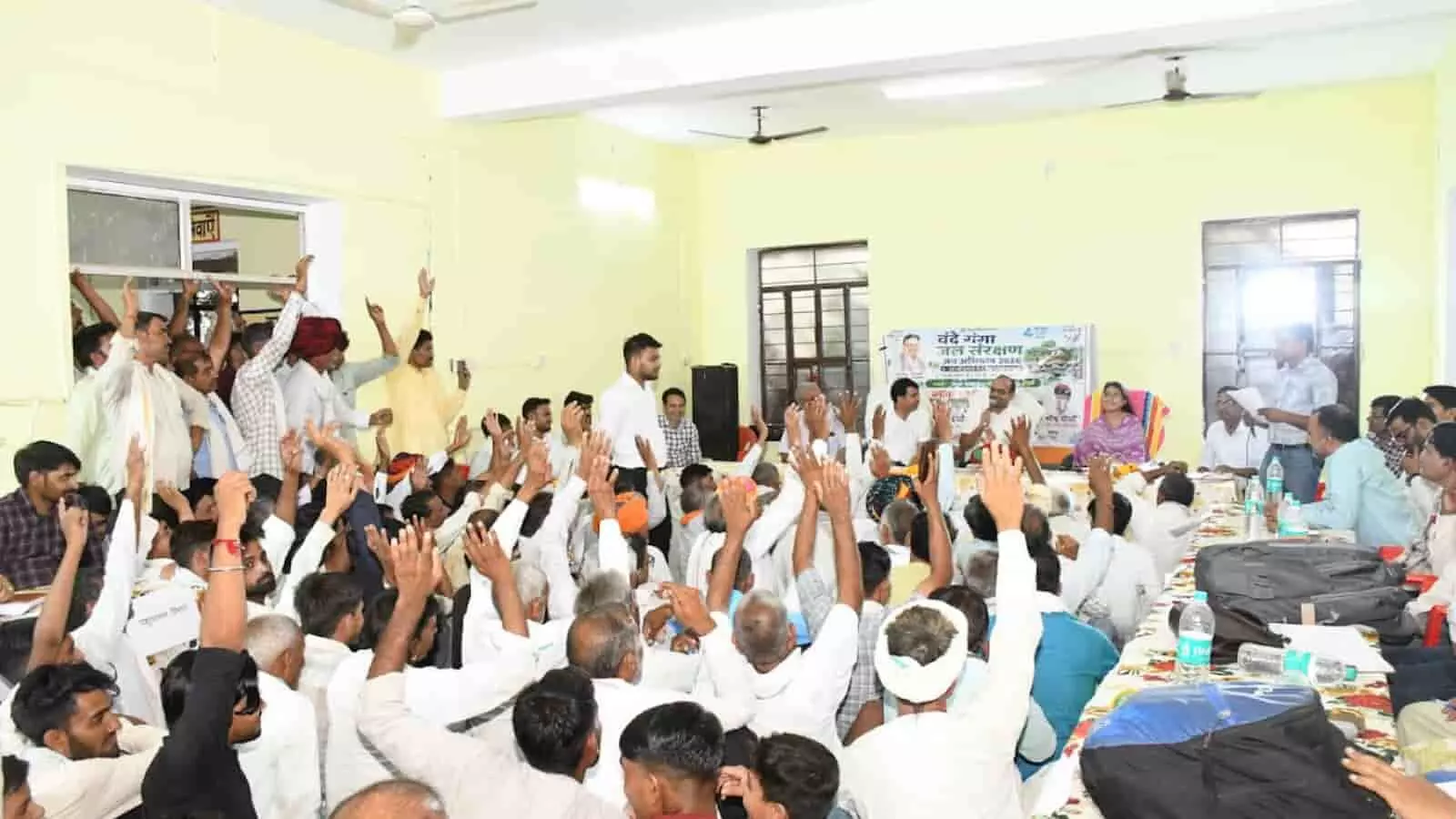 सवाई माधोपुर में आयोजित रात्रि चौपाल में अपनी समस्याएं बताते ग्रामीण और जिला कलेक्टर काना राम। सवाई माधोपुर में आयोजित रात्रि चौपाल में अपनी समस्याएं बताते ग्रामीण और जिला कलेक्टर काना राम।