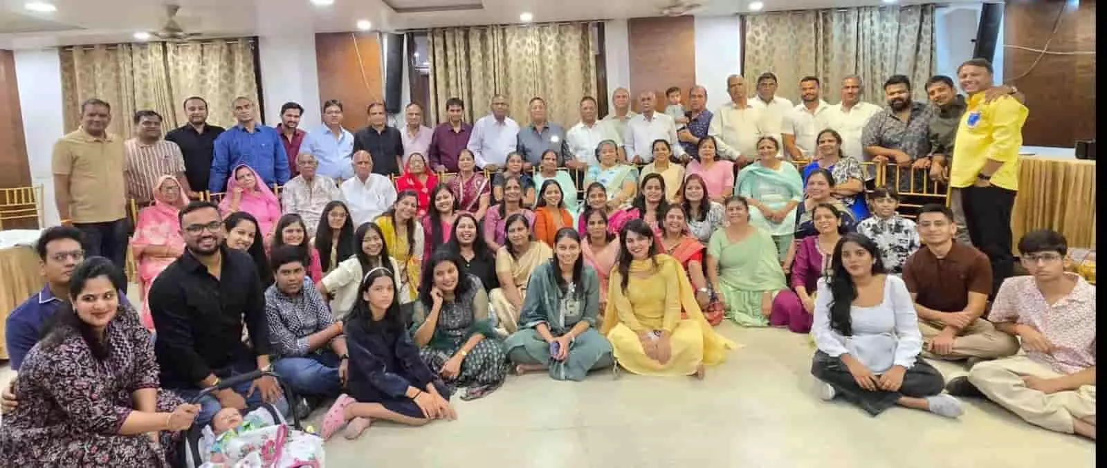 भीलवाड़ा के ट्यूलिप होटल में एकत्रित माहेश्वरी समाज के समदानी परिवार के सदस्य। भीलवाड़ा के ट्यूलिप होटल में एकत्रित माहेश्वरी समाज के समदानी परिवार के सदस्य।