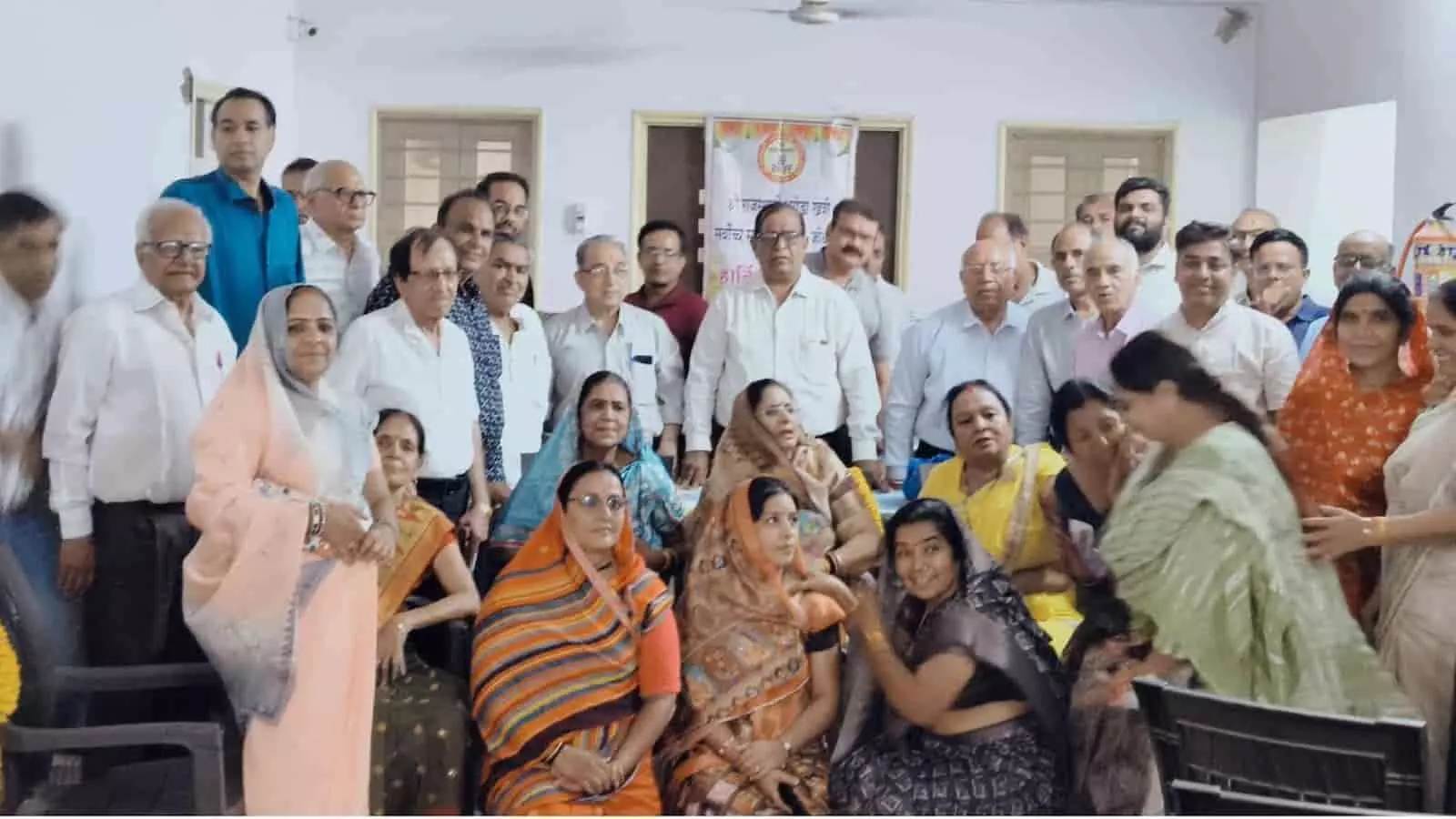 भीलवाड़ा में शिक्षा प्रोत्साहन समारोह की तैयारियों पर चर्चा करते समाज के पदाधिकारी और सदस्य। भीलवाड़ा में शिक्षा प्रोत्साहन समारोह की तैयारियों पर चर्चा करते समाज के पदाधिकारी और सदस्य।