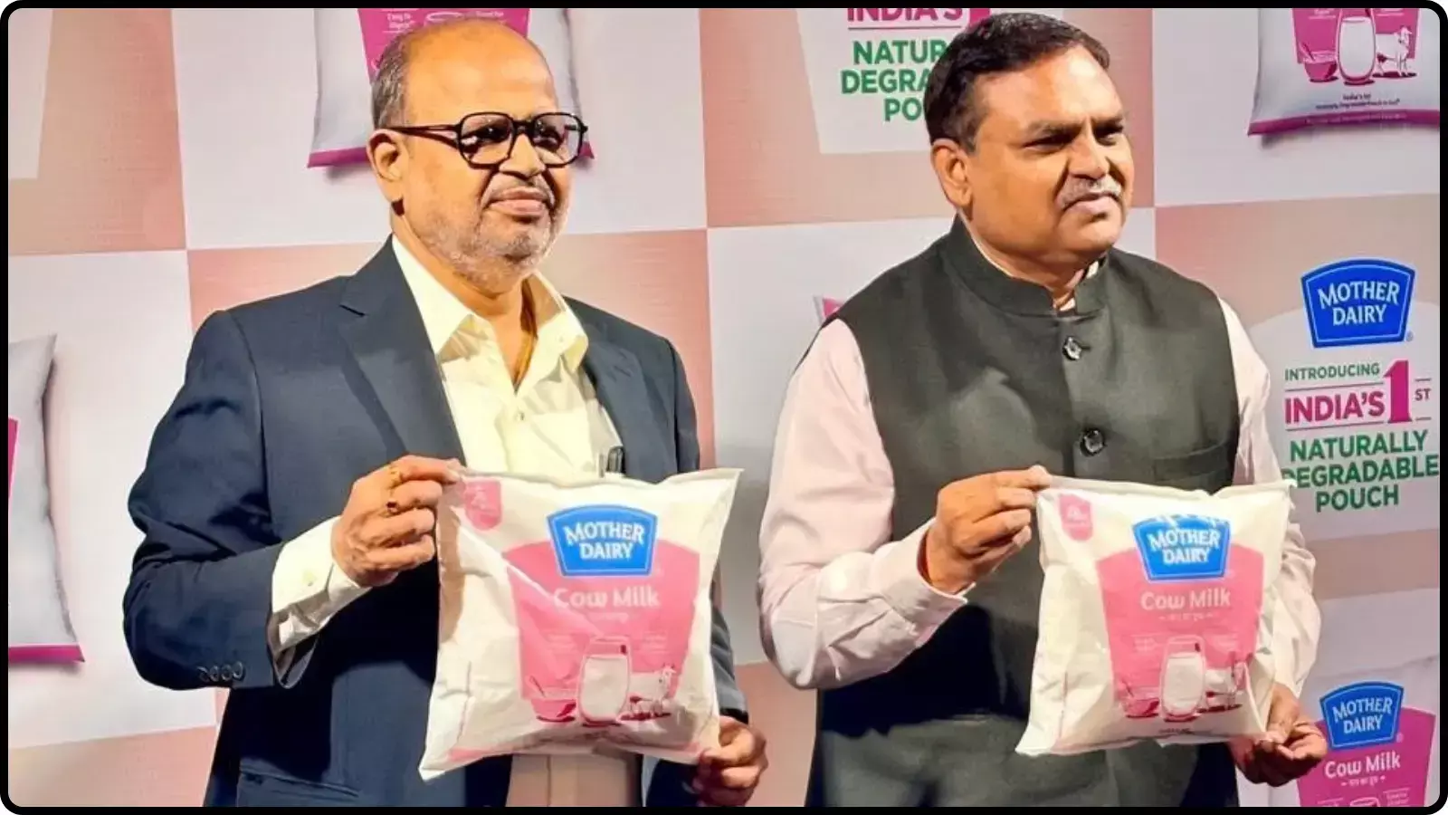 मंच पर खड़े होकर नया दूध पाउच दिखाते हुए मदर डेयरी के अधिकारी। मंच पर खड़े होकर नया दूध पाउच दिखाते हुए मदर डेयरी के अधिकारी।