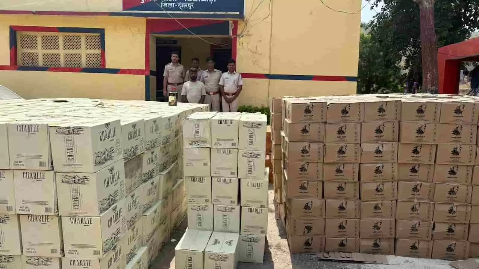बिछीवाड़ा पुलिस ने डूंगरपुर में गुजरात तस्करी के लिए ले जाई जा रही अवैध शराब बरामद की। बिछीवाड़ा पुलिस ने डूंगरपुर में गुजरात तस्करी के लिए ले जाई जा रही अवैध शराब बरामद की।