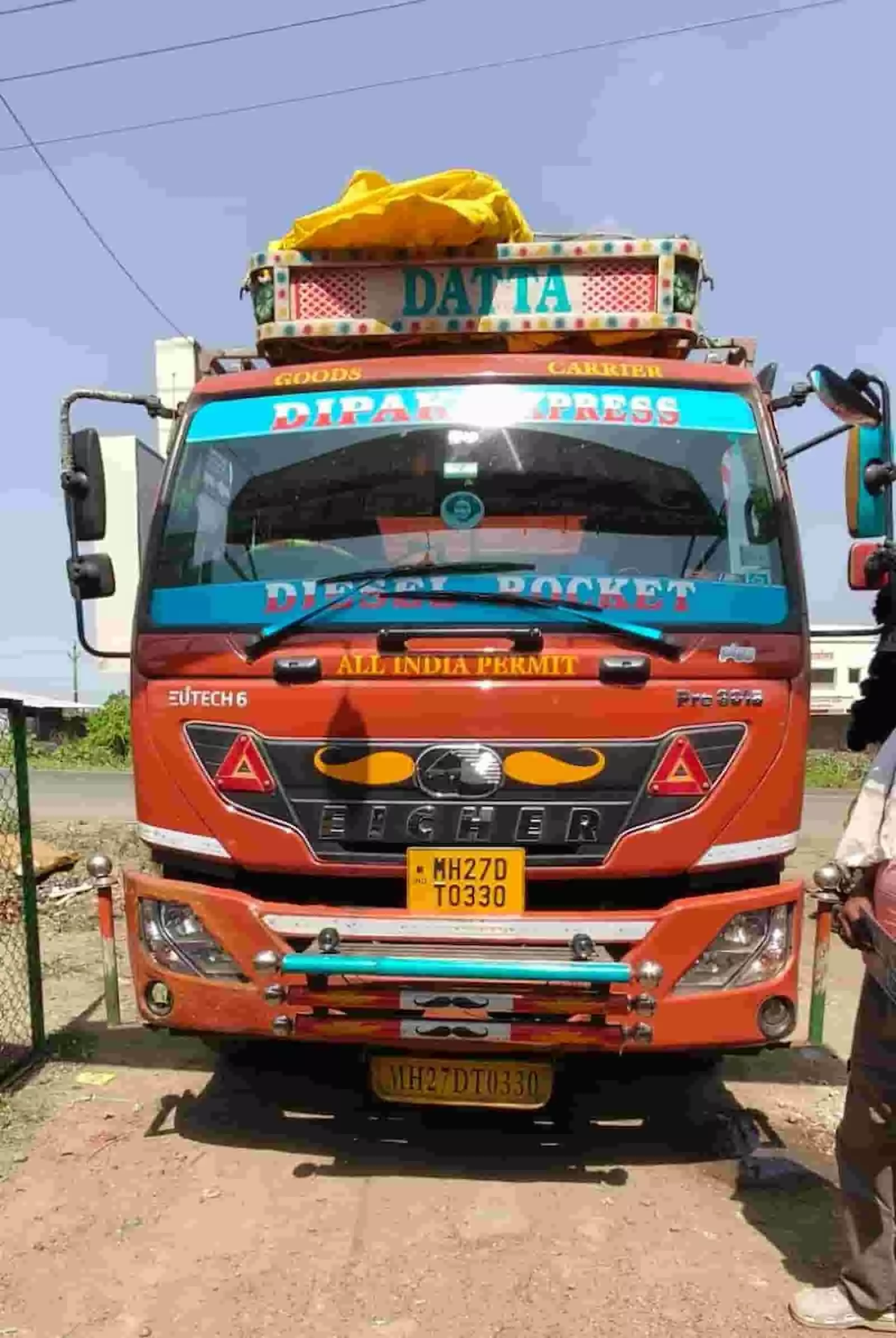 शिरखेड में ट्रक खरीद-बिक्री सौदे में हुई धोखाधड़ी के बाद खड़ा हुआ आयशर ट्रक। शिरखेड में ट्रक खरीद-बिक्री सौदे में हुई धोखाधड़ी के बाद खड़ा हुआ आयशर ट्रक।
