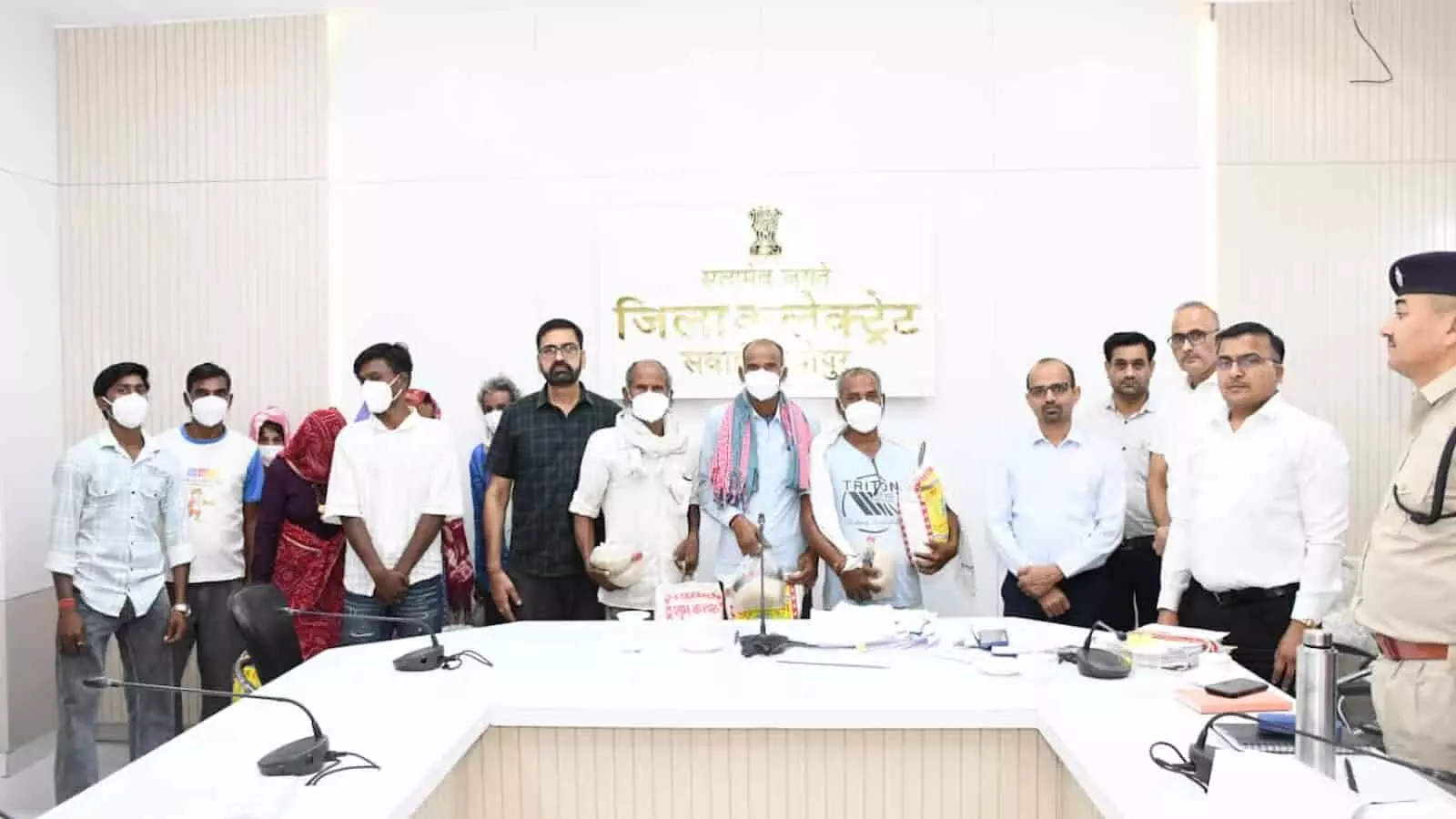 सवाई माधोपुर में प्रशासनिक अधिकारियों द्वारा टीबी मरीजों को पोषण किट वितरित किए गए। सवाई माधोपुर में प्रशासनिक अधिकारियों द्वारा टीबी मरीजों को पोषण किट वितरित किए गए।
