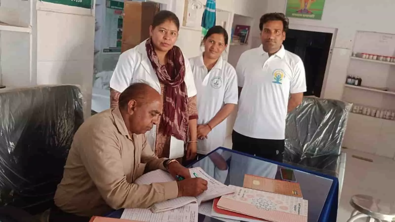 करौली में आयुर्वेद उपनिदेशक डॉ. कालूराम मीना आयुष संस्थानों का औचक निरीक्षण करते हुए। करौली में आयुर्वेद उपनिदेशक डॉ. कालूराम मीना आयुष संस्थानों का औचक निरीक्षण करते हुए।