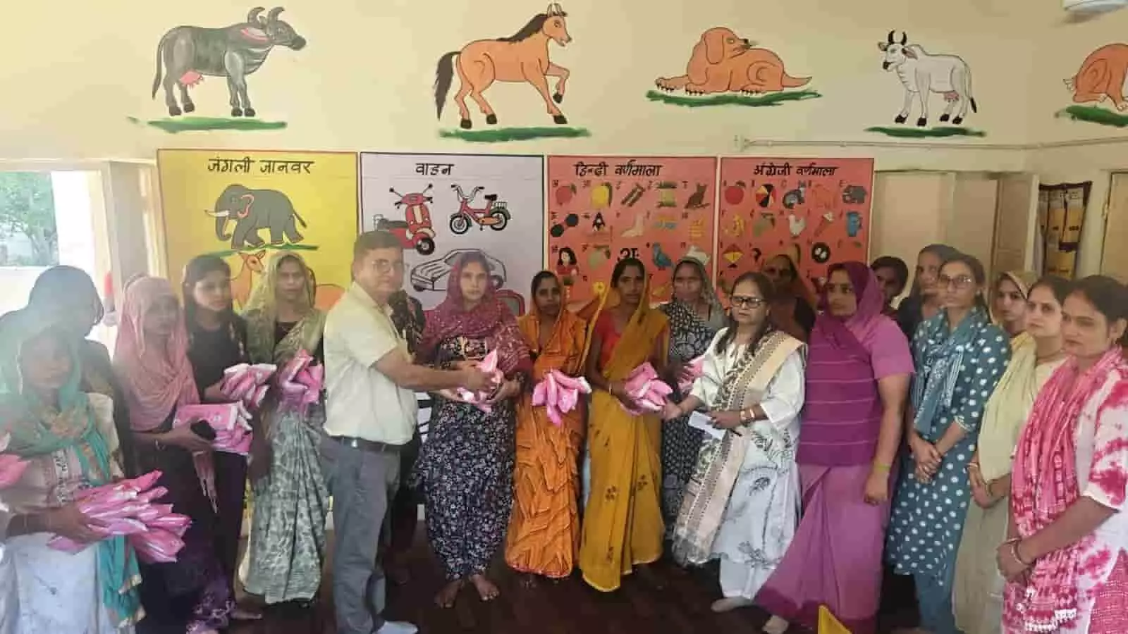 कुम्हेर के आंगनवाड़ी केंद्र पर काली बाई भील उड़ान योजना के तहत सैनिटरी नैपकिन वितरित करती हुई महिला टीम।