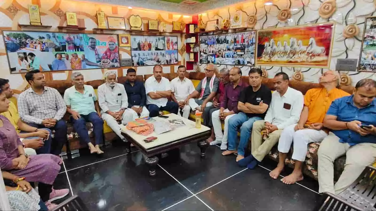 जिला सर्वसमाज महासभा के पदाधिकारी भरतपुर में सदस्यता अभियान और पर्यावरण संरक्षण पर चर्चा कर रहे हैं।