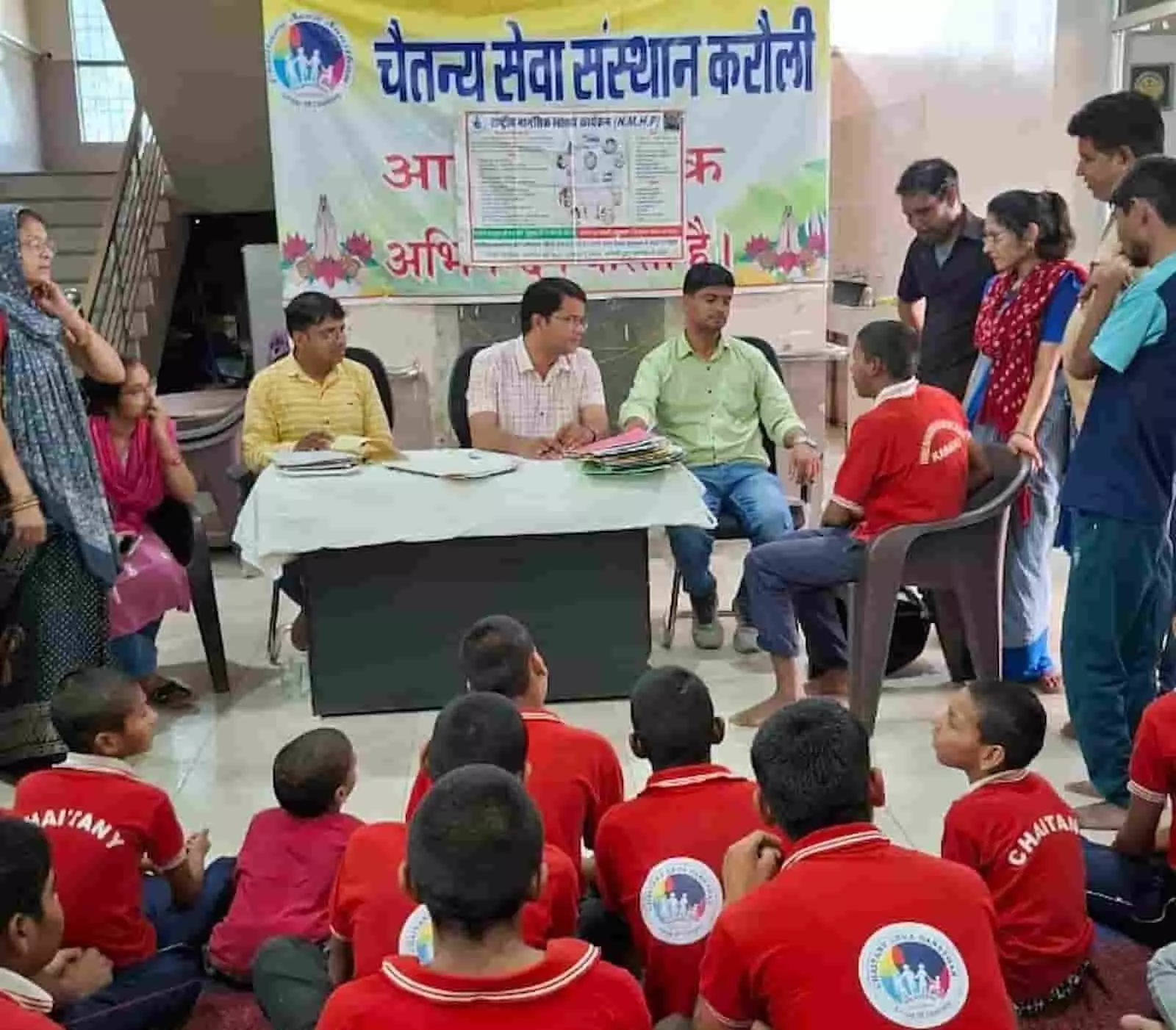 करौली में मनोचिकित्सकों द्वारा दिव्यांग बच्चों का मानसिक स्वास्थ्य परीक्षण करते हुए स्वास्थ्य विभाग की टीम। करौली में मनोचिकित्सकों द्वारा दिव्यांग बच्चों का मानसिक स्वास्थ्य परीक्षण करते हुए स्वास्थ्य विभाग की टीम।