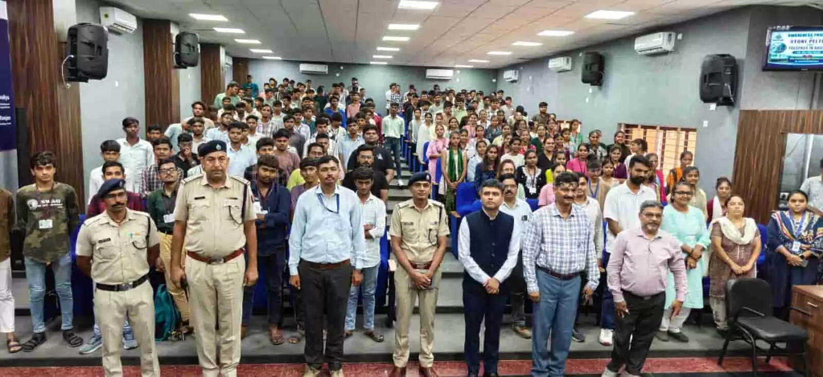 अहमदाबाद मंडल के वरिष्ठ मंडल सुरक्षा आयुक्त अंशुमान राम त्रिपाठी ने आईटीआई कुबेरनगर में छात्रों को रेलवे सुरक्षा के प्रति संबोधित किया। अहमदाबाद मंडल के वरिष्ठ मंडल सुरक्षा आयुक्त अंशुमान राम त्रिपाठी ने आईटीआई कुबेरनगर में छात्रों को रेलवे सुरक्षा के प्रति संबोधित किया।