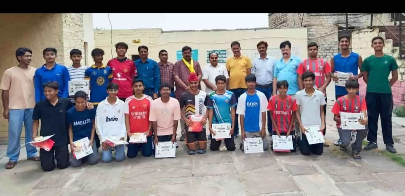 बारां में फुटबॉल प्रशिक्षण शिविर के समापन पर उपस्थित खिलाड़ी और विद्यालय के शिक्षक। बारां में फुटबॉल प्रशिक्षण शिविर के समापन पर उपस्थित खिलाड़ी और विद्यालय के शिक्षक।