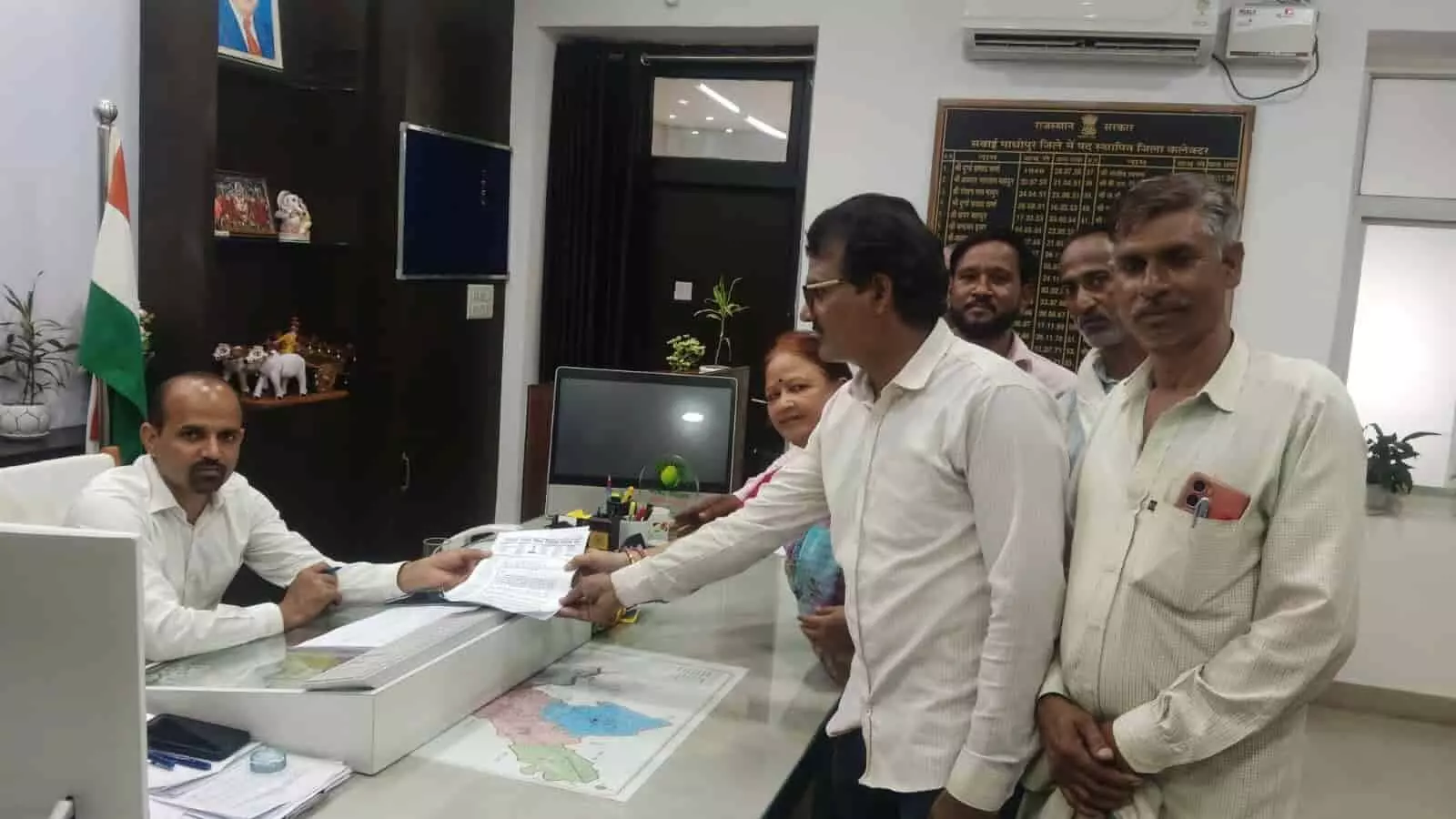 सवाई माधोपुर में पंचायत शिक्षक और विद्यालय सहायक अपनी मांगों के लिए कलेक्टर को ज्ञापन सौंप रहे हैं। सवाई माधोपुर में पंचायत शिक्षक और विद्यालय सहायक अपनी मांगों के लिए कलेक्टर को ज्ञापन सौंप रहे हैं।