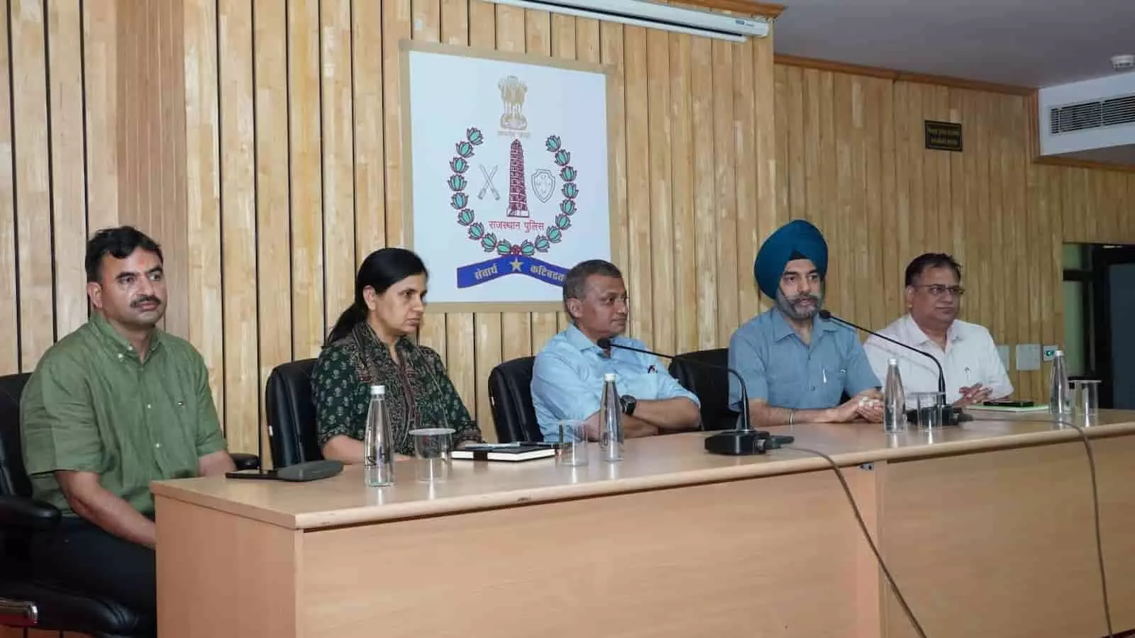 राजस्थान पुलिस मुख्यालय में अधिकारियों द्वारा आर्म्ड बटालियन के जवानों को सम्मानित किया गया। राजस्थान पुलिस मुख्यालय में अधिकारियों द्वारा आर्म्ड बटालियन के जवानों को सम्मानित किया गया।
