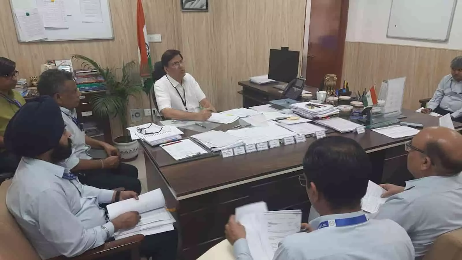 शासन सचिव डॉ. समित शर्मा सचिवालय में सहकारी बैंक अधिकारियों के साथ बैंकिंग सेवाओं पर बैठक करते हुए। शासन सचिव डॉ. समित शर्मा सचिवालय में सहकारी बैंक अधिकारियों के साथ बैंकिंग सेवाओं पर बैठक करते हुए।