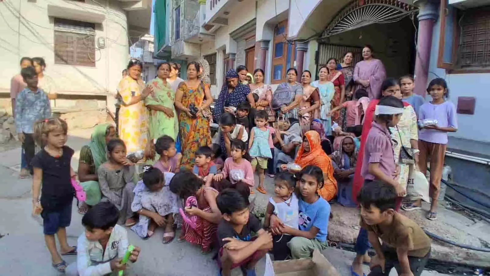 बारां में अखिल भारतीय अग्रवाल महिला संगठन द्वारा कच्ची बस्तियों में जरूरतमंदों को भोजन वितरित किया गया। बारां में अखिल भारतीय अग्रवाल महिला संगठन द्वारा कच्ची बस्तियों में जरूरतमंदों को भोजन वितरित किया गया।