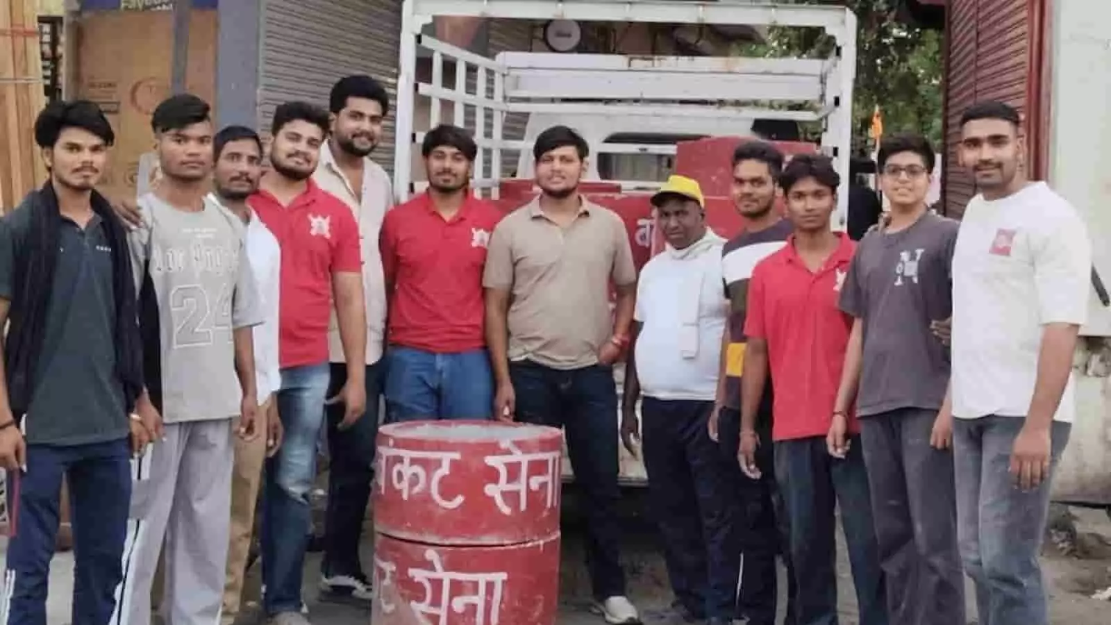 बारां में बंकट सेना के सदस्य पशुओं के लिए पानी की टंकियां स्थापित करते हुए। बारां में बंकट सेना के सदस्य पशुओं के लिए पानी की टंकियां स्थापित करते हुए।
