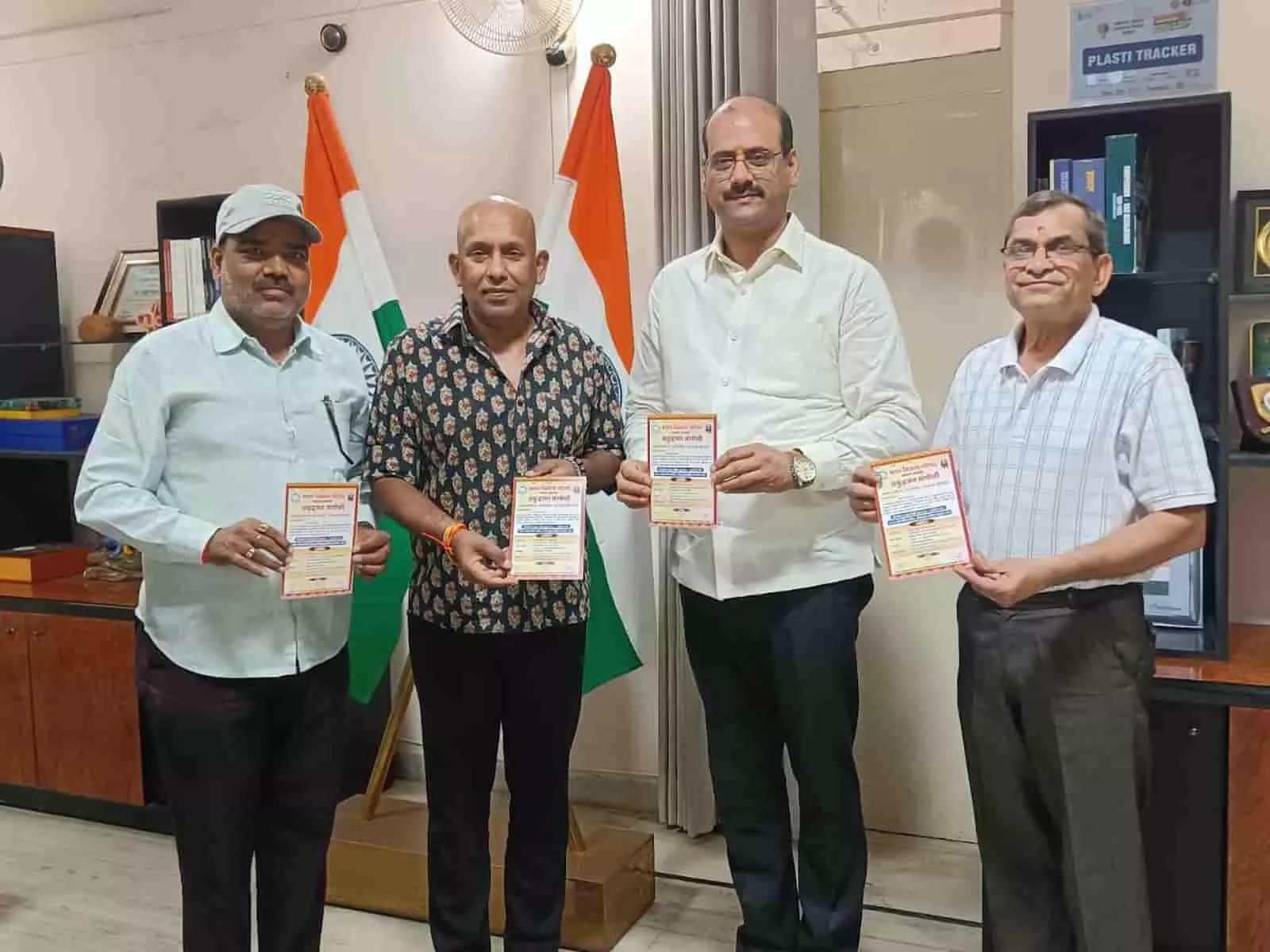 कोटा में संगोष्ठी के निमंत्रण पत्र का विमोचन करते अतिथि और पदाधिकारी। कोटा में संगोष्ठी के निमंत्रण पत्र का विमोचन करते अतिथि और पदाधिकारी।