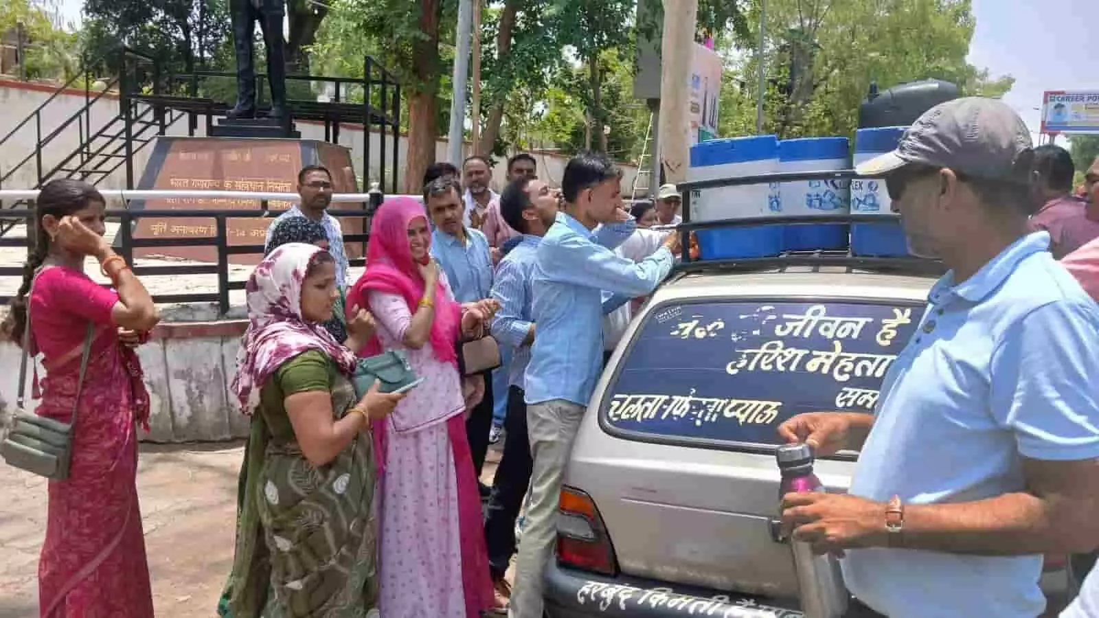 डूंगरपुर में निजी वाहन से पानी के कैंपर उतारकर राहगीरों के लिए प्याऊ पर रखते हुए समाजसेवी हरीश मेहता। डूंगरपुर में निजी वाहन से पानी के कैंपर उतारकर राहगीरों के लिए प्याऊ पर रखते हुए समाजसेवी हरीश मेहता।