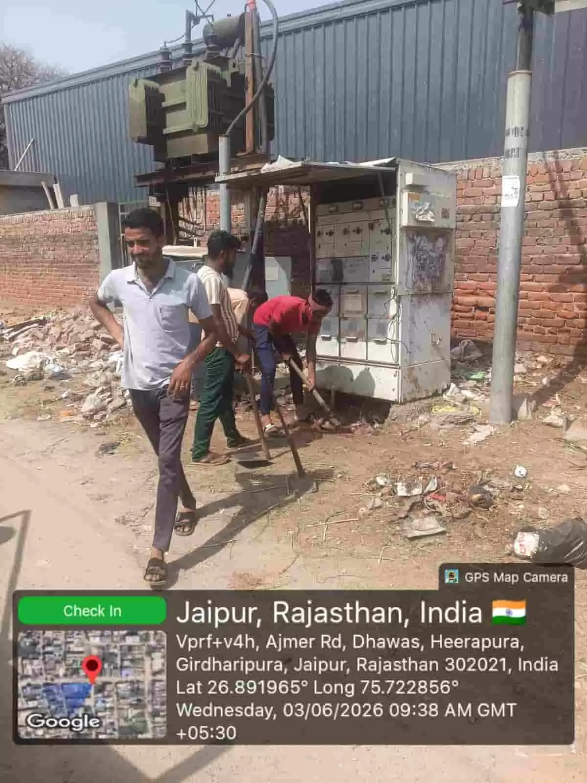 जयपुर में वंदे गंगा जल संरक्षण अभियान के तहत बिजली ट्रांसफॉर्मर के पास सफाई करते लोग जयपुर में वंदे गंगा जल संरक्षण अभियान के तहत बिजली ट्रांसफॉर्मर के पास सफाई करते लोग