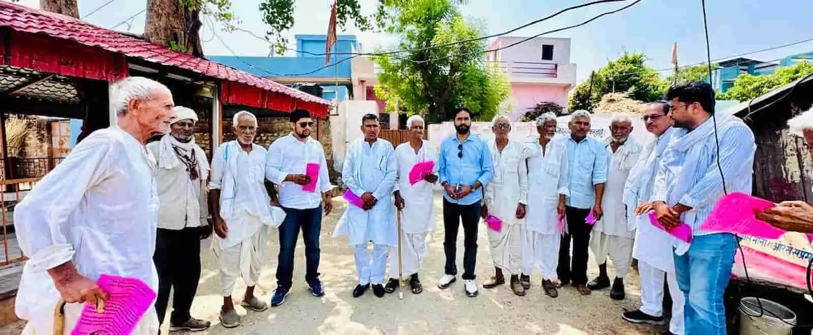 किसान नेता पांचना बांध के कमाण्ड क्षेत्र में नहरों से जल आपूर्ति के लिए जन जागरण करते हुए। किसान नेता पांचना बांध के कमाण्ड क्षेत्र में नहरों से जल आपूर्ति के लिए जन जागरण करते हुए।