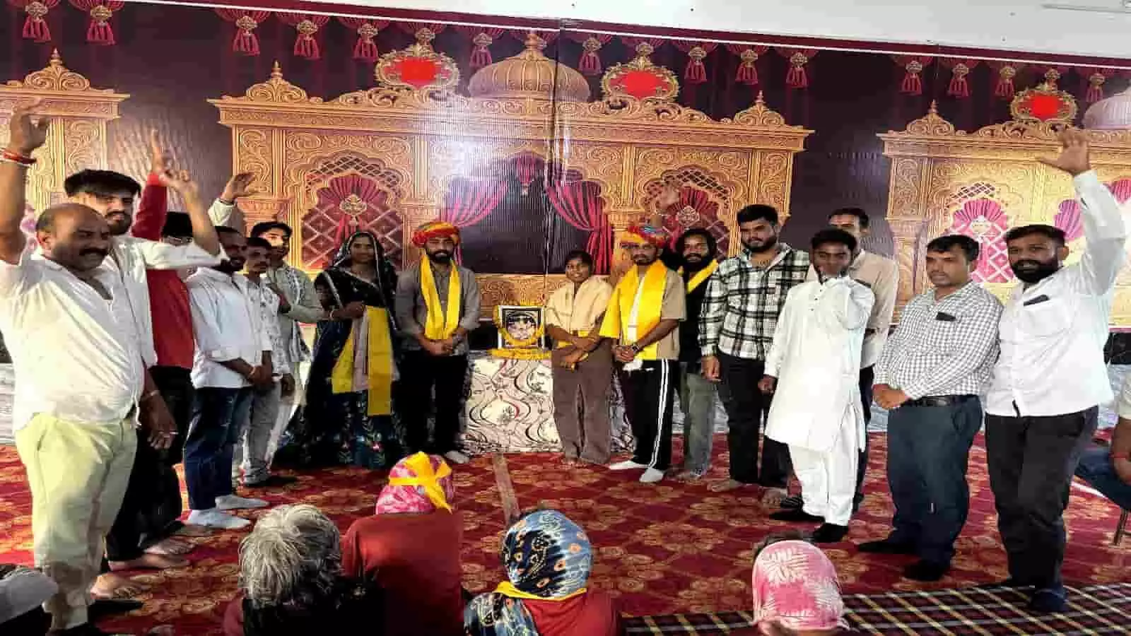 शाहपुरा भीलवाड़ा में नागरिक अभिनंदन समारोह के दौरान मंच पर सोशल मीडिया आश्रम के संचालक राजभाई का माल्यार्पण कर स्वागत करते समाजसेवी।