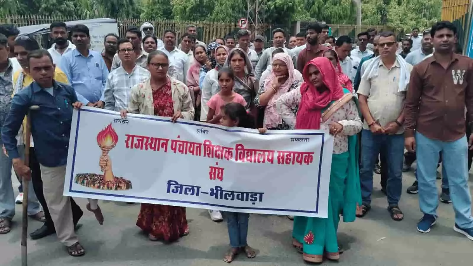 भीलवाड़ा कलेक्ट्रेट पर मुख्यमंत्री के नाम ज्ञापन सौंपते राजस्थान पंचायत शिक्षक विद्यालय सहायक संघ के संविदा कर्मचारी।
