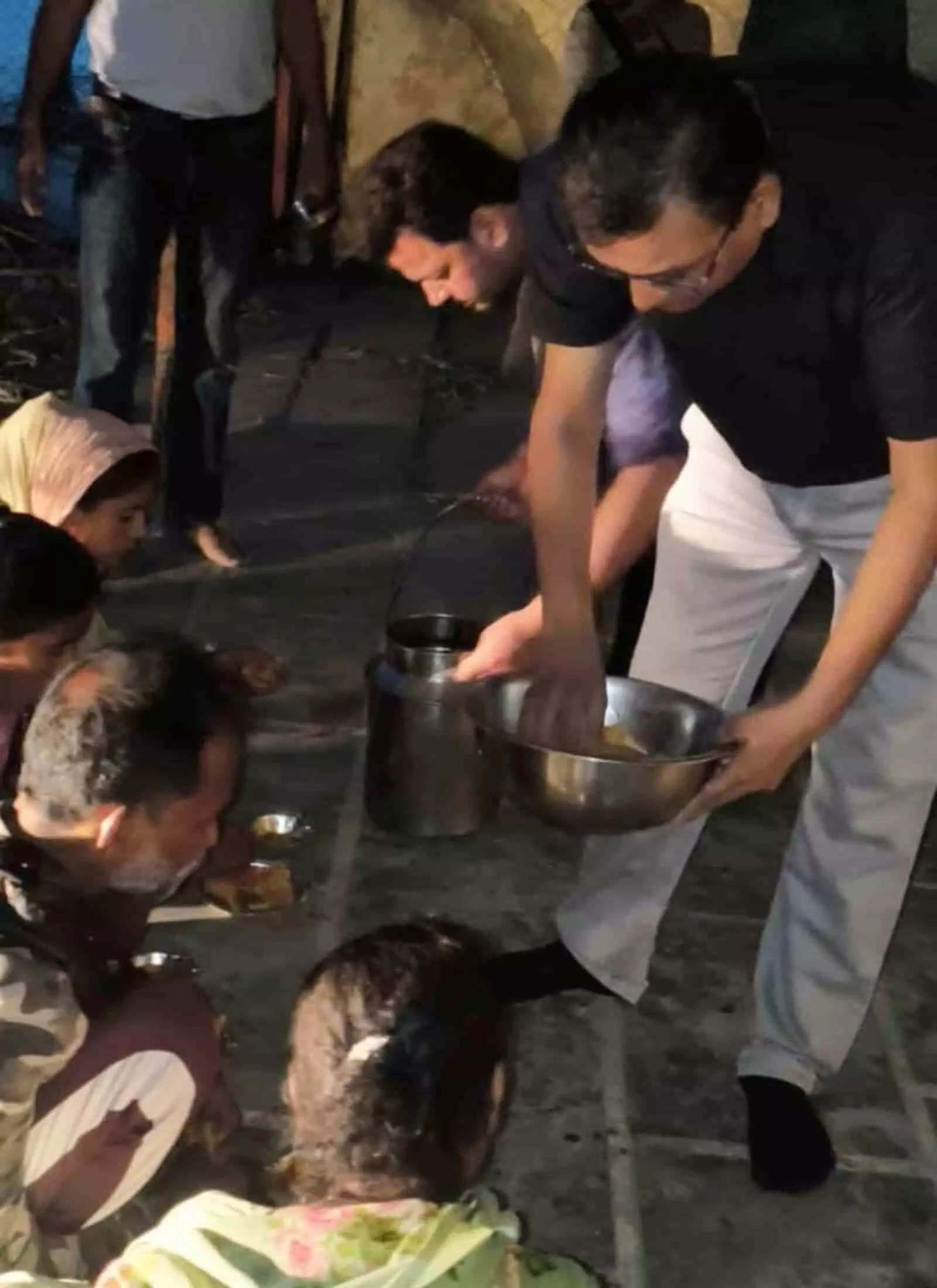 लटूर जी मावा सेवा सदन की टीम बारां में जरूरतमंद लोगों को भोजन वितरित कर रही है। लटूर जी मावा सेवा सदन की टीम बारां में जरूरतमंद लोगों को भोजन वितरित कर रही है।