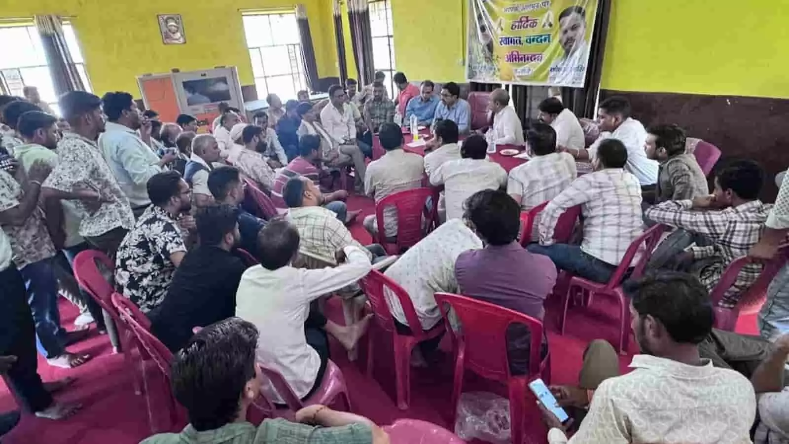 समरानियां में खाद वितरण व्यवस्था को लेकर बैठक करते किशनगंज विधायक डॉ. ललित मीणा। समरानियां में खाद वितरण व्यवस्था को लेकर बैठक करते किशनगंज विधायक डॉ. ललित मीणा।