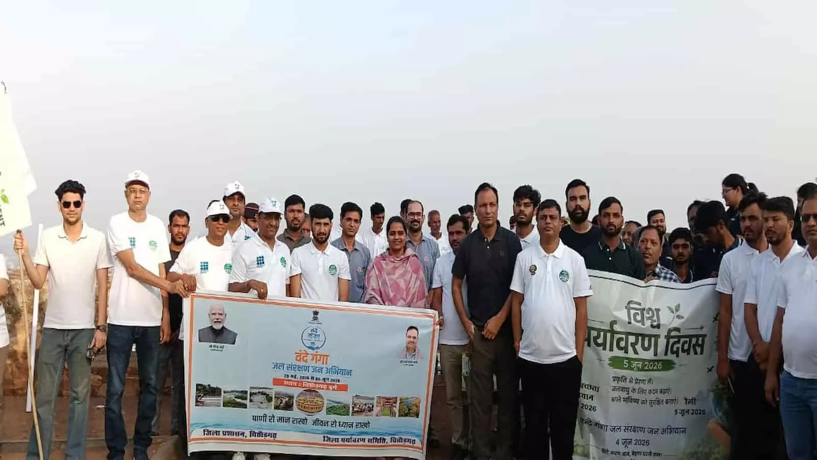 चित्तौड़गढ़ दुर्ग के विजय स्तंभ परिसर में झाड़ू लगाकर सफाई करते हुए प्रशासनिक अधिकारी और युवा।