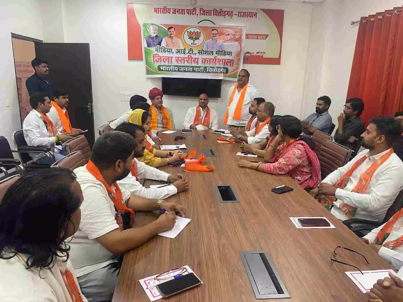 जिला भाजपा कार्यालय में आयोजित सोशल मीडिया कार्यशाला के दौरान मंचासीन अतिथि और उपस्थित कार्यकर्ता।