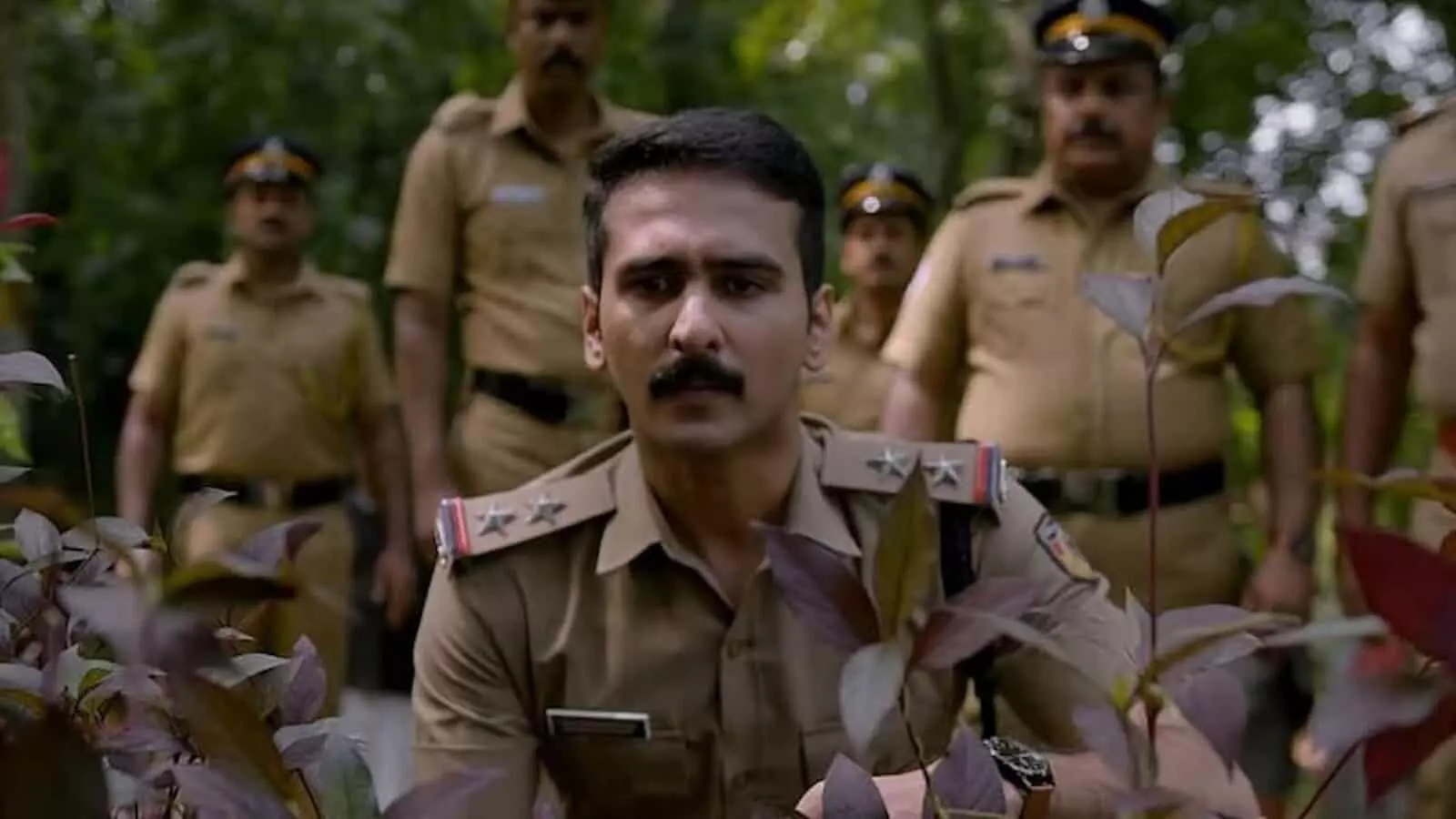 मलयालम फिल्म दृढ़म में पुलिस अधिकारी की भूमिका में अभिनेता शेन निगम जांच करते हुए। मलयालम फिल्म दृढ़म में पुलिस अधिकारी की भूमिका में अभिनेता शेन निगम जांच करते हुए।