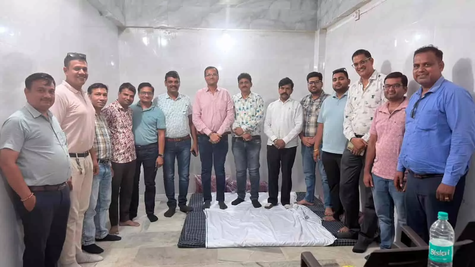 भीलवाड़ा में बैठक करते हुए अंतर्राष्ट्रीय वैश्य फेडरेशन के पदाधिकारी और युवा सदस्य।