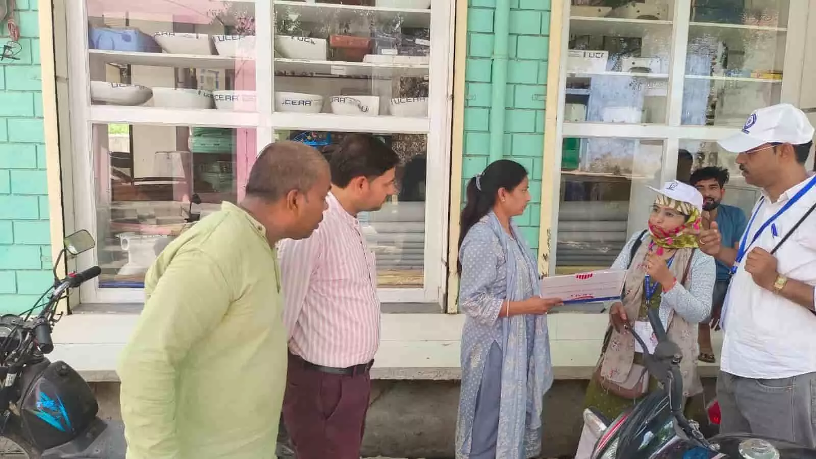 सवाई माधोपुर के ईसरदा में जनगणना अधिकारी और प्रगणक सड़क पर खड़े होकर रिकॉर्ड का भौतिक सत्यापन कर रहे हैं। सवाई माधोपुर के ईसरदा में जनगणना अधिकारी और प्रगणक सड़क पर खड़े होकर रिकॉर्ड का भौतिक सत्यापन कर रहे हैं।