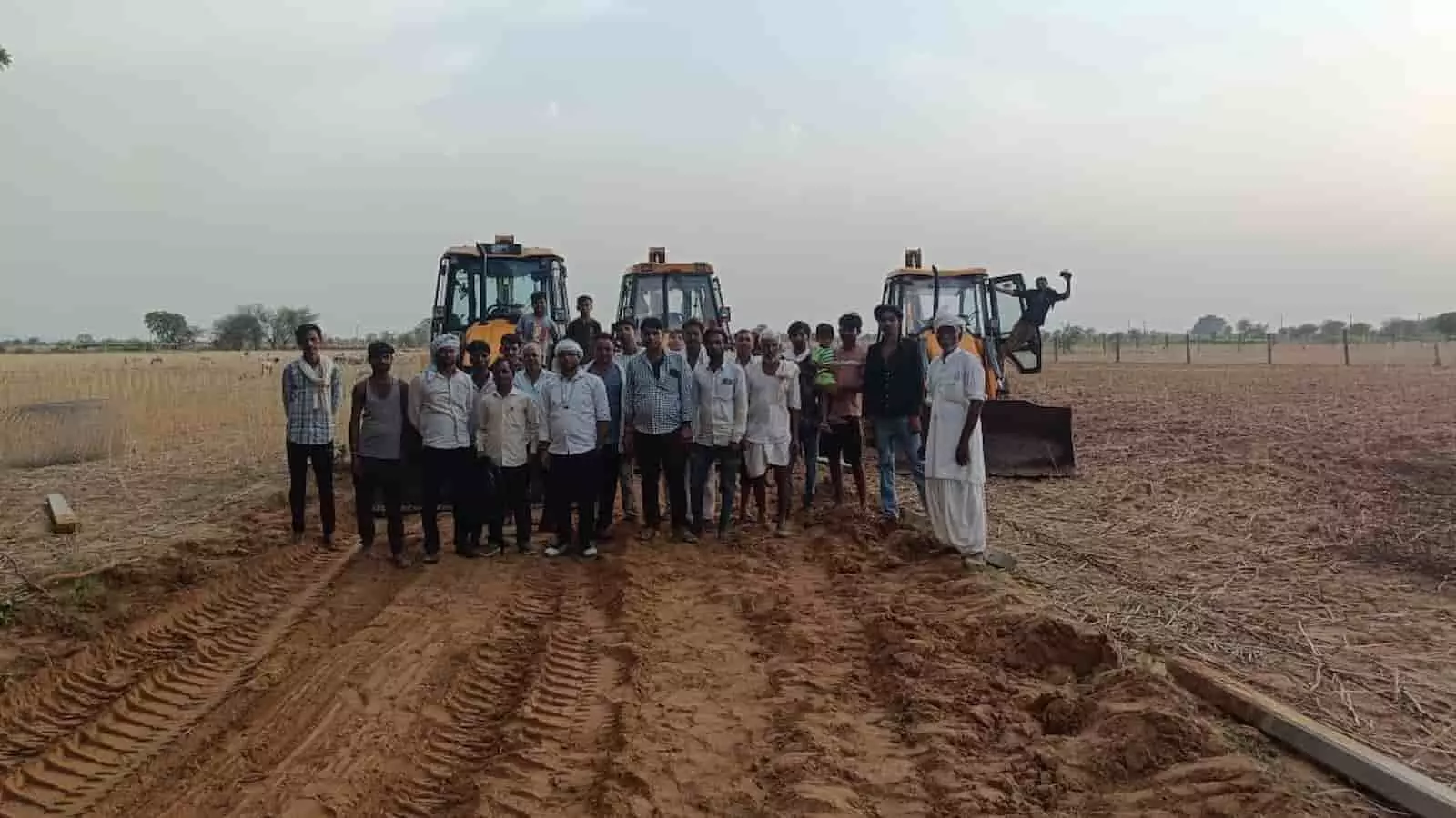 जेसीबी मशीनों के सामने खड़ी राजस्व टीम और ग्रामीण डिडवाड़ी सवाई माधोपुर में रास्ता बहाल होने के बाद। जेसीबी मशीनों के सामने खड़ी राजस्व टीम और ग्रामीण डिडवाड़ी सवाई माधोपुर में रास्ता बहाल होने के बाद।