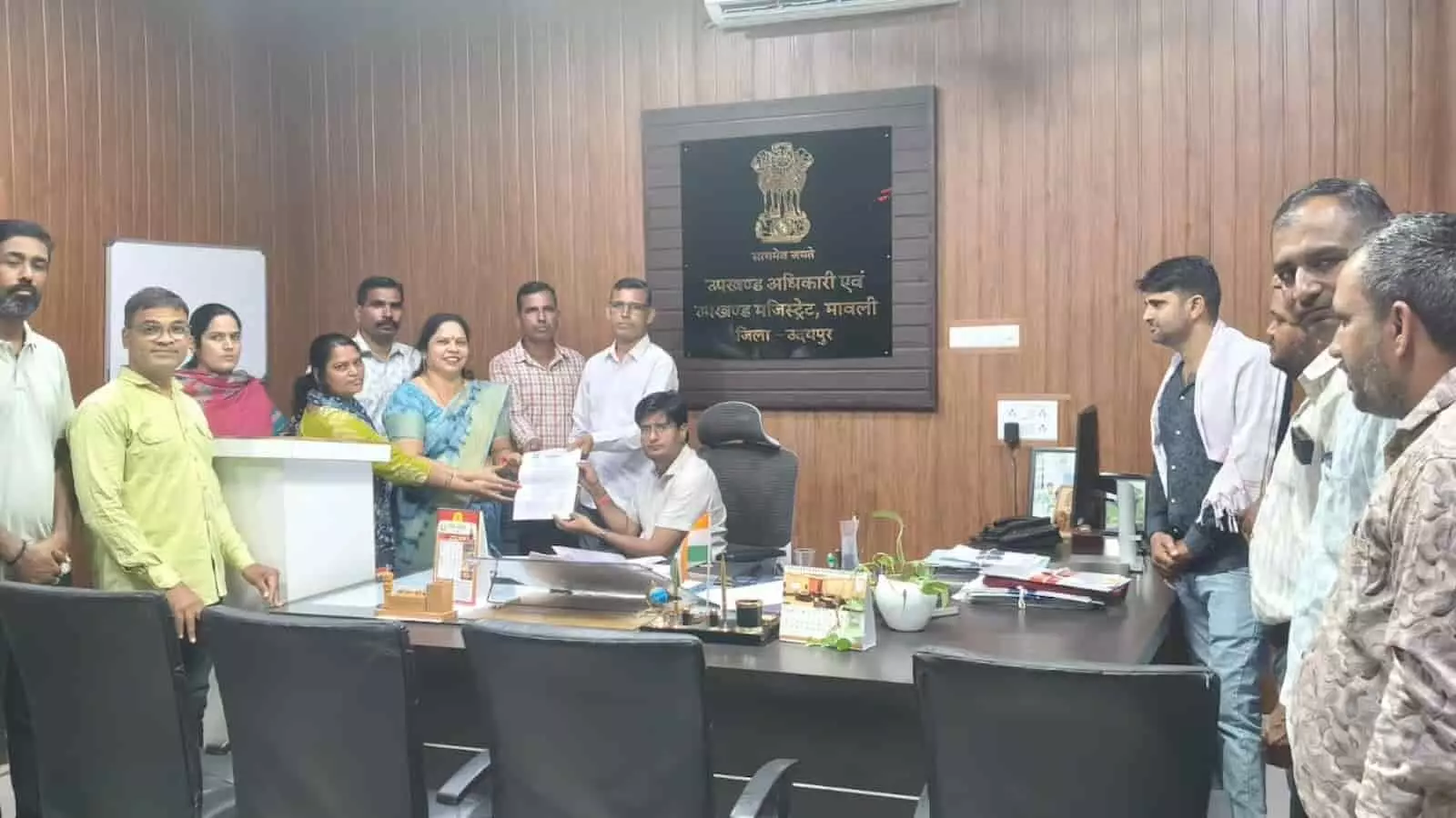कार्यालय में उपखंड अधिकारी को ज्ञापन सौंपते पंचायती राज मंत्रालयिक कर्मचारी।