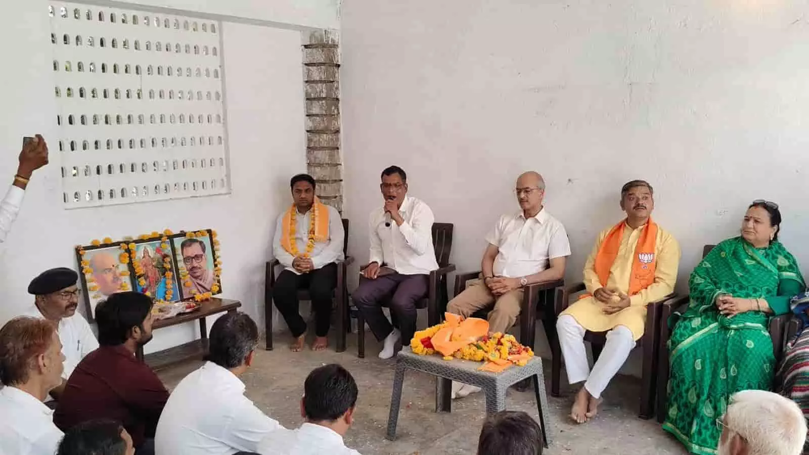 खमनोर भाजपा मंडल की बैठक में मंच पर बैठे हुए नेता और सामने उपस्थित कार्यकर्ता।