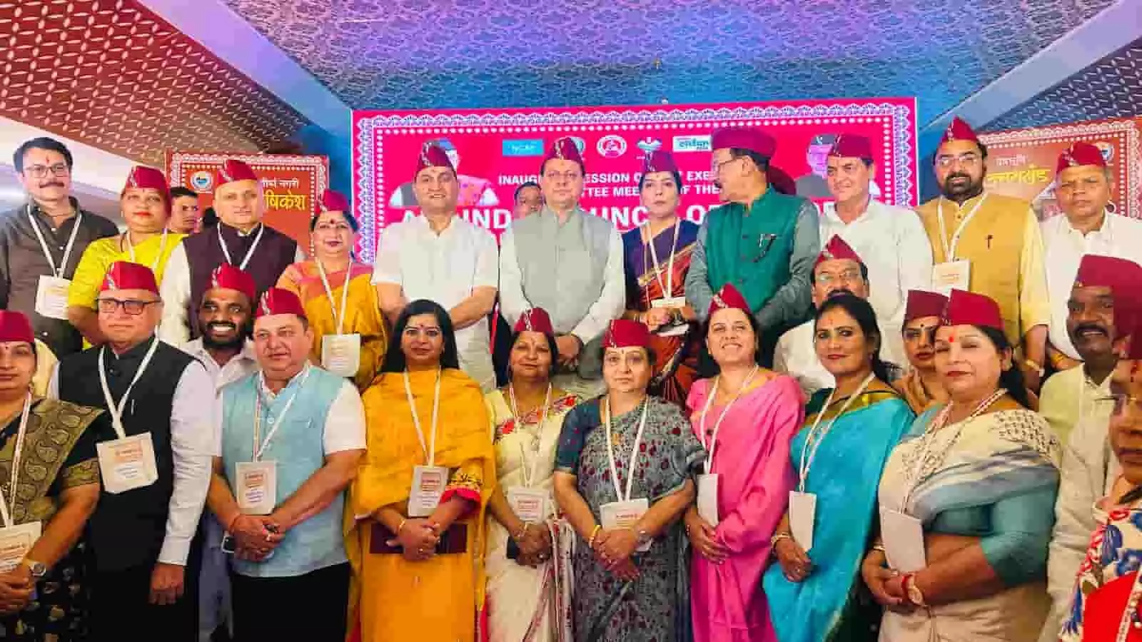 ऋषिकेश में अखिल भारतीय महापौर परिषद की बैठक में नवनियुक्त राष्ट्रीय उपाध्यक्ष रितू तावडे और मुख्यमंत्री पुष्कर सिंह धामी।