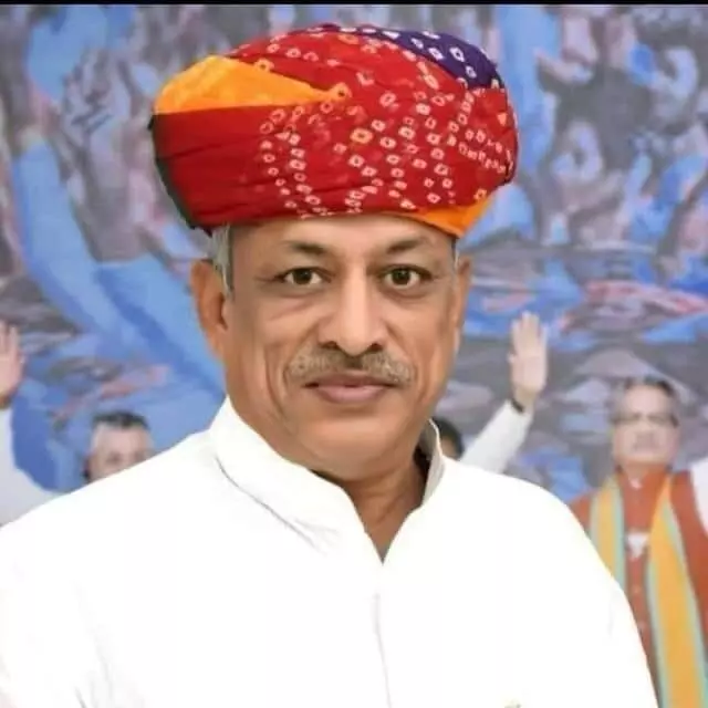राजस्थानी साफा पहने कैबिनेट मंत्री जोराराम कुमावत सुमेरपुर सड़क निर्माण बजट स्वीकृति के संदर्भ में दिख रहे हैं।