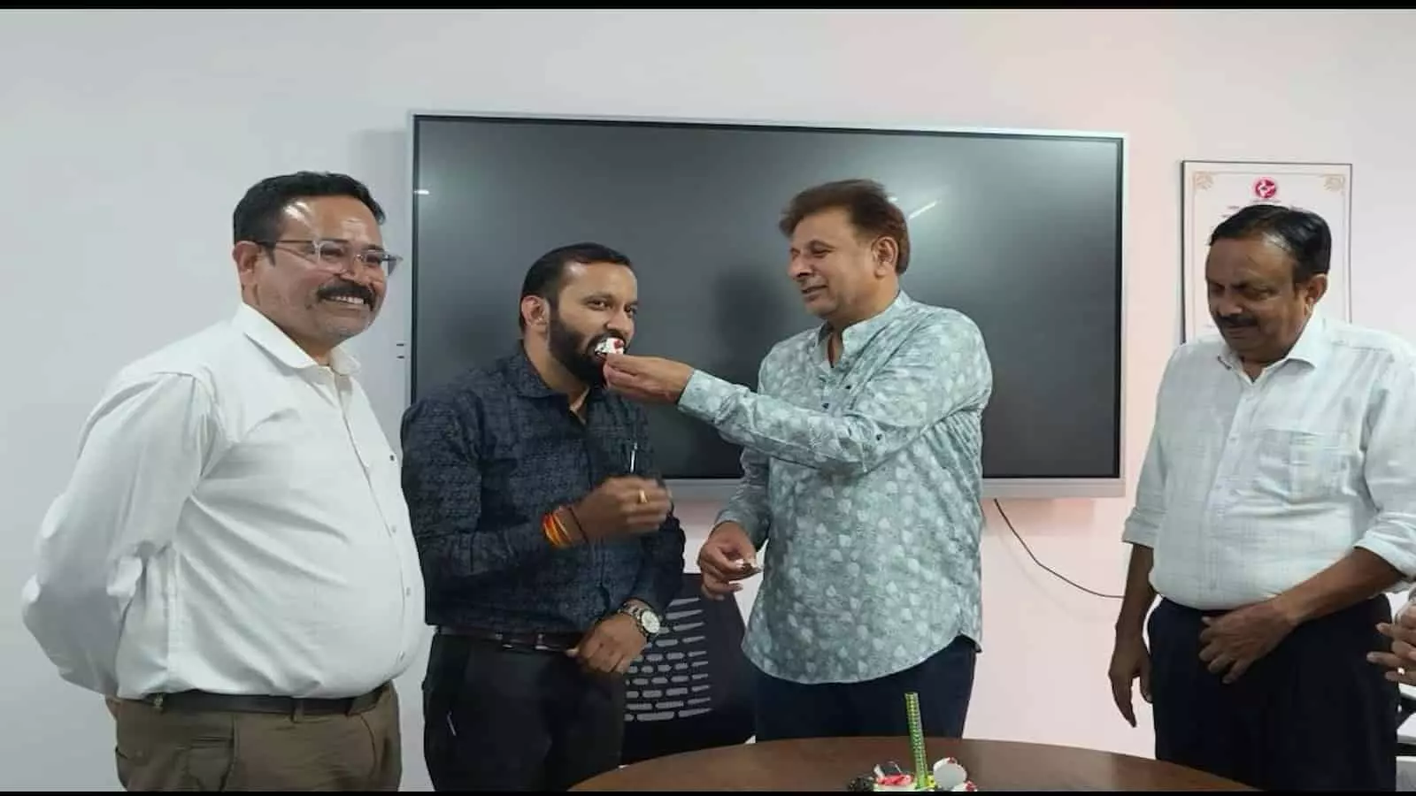माधव विश्वविद्यालय के रजिस्ट्रार डॉ. भावेश कुमावत का जन्मदिन मनाते विश्वविद्यालय के पदाधिकारी और शिक्षक।
