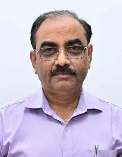 पूर्वोत्तर सीमांत रेलवे के नवनियुक्त अपर महाप्रबंधक श्री रमेश कुमार गुवाहाटी में अपने कार्यालय में कार्यभार संभालते हुए