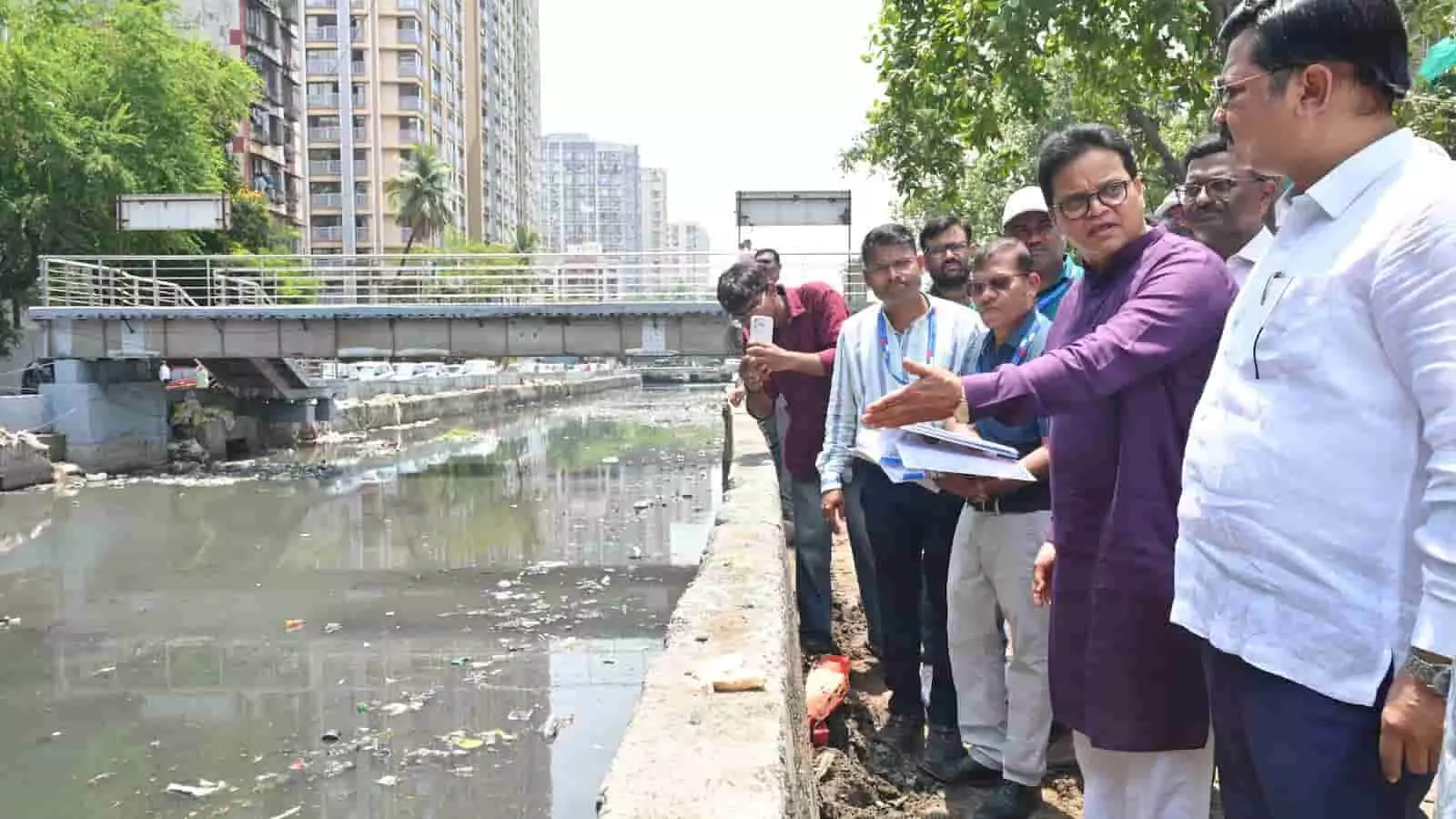 उपमहापौर संजय घाडी मुंबई में मानसून-पूर्व नाला सफाई कार्य का निरीक्षण करते हुए।