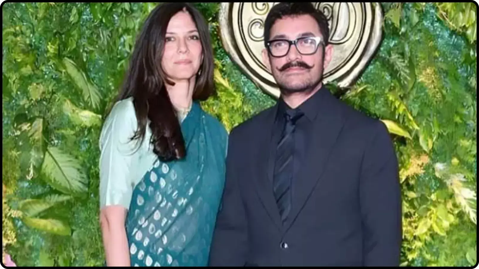 खड़े होकर पोज देते हुए गौरी स्प्रैट और आमिर खान मुंबई में एक समारोह के संदर्भ में।