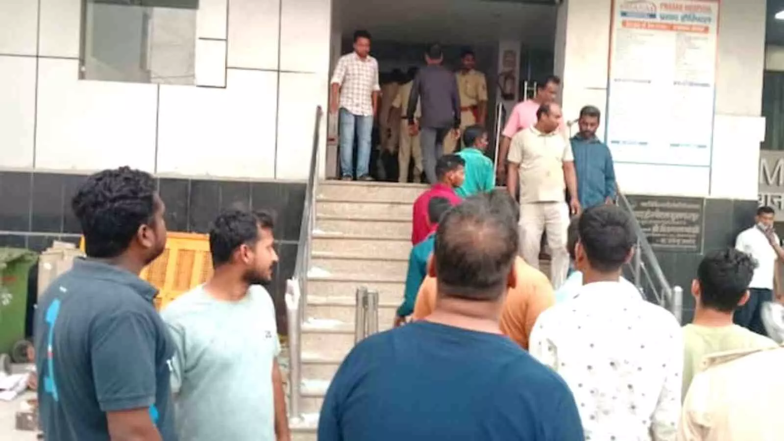 मुजफ्फरपुर के प्रसाद अस्पताल के मुख्य द्वार पर खड़े पुलिसकर्मी और स्थानीय लोग दुर्घटना के संदर्भ में| मुजफ्फरपुर के प्रसाद अस्पताल के मुख्य द्वार पर खड़े पुलिसकर्मी और स्थानीय लोग दुर्घटना के संदर्भ में|