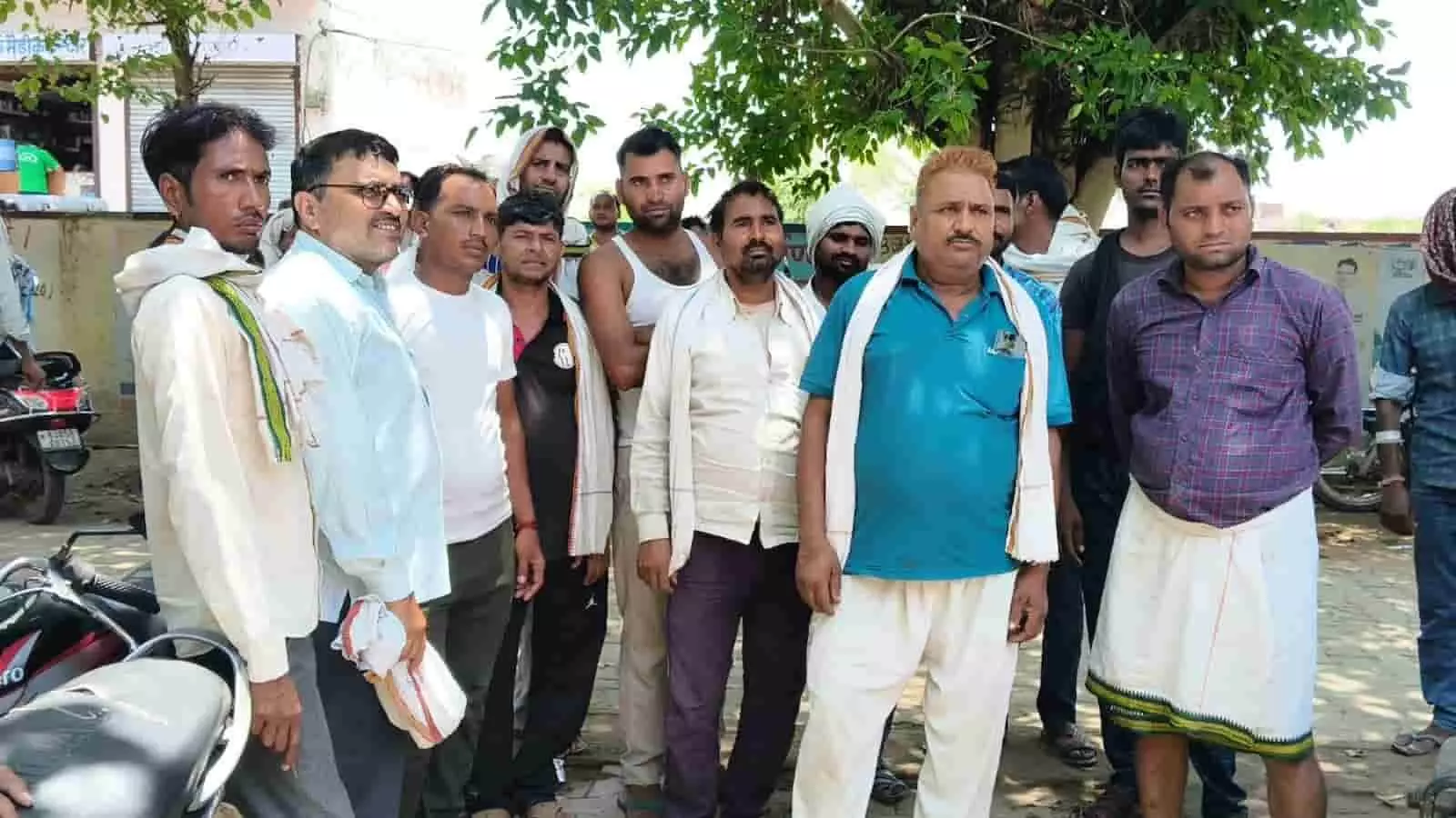 भरतपुर के उच्चैन में हत्या की घटना के बाद मौके पर मौजूद पुलिस और ग्रामीण।