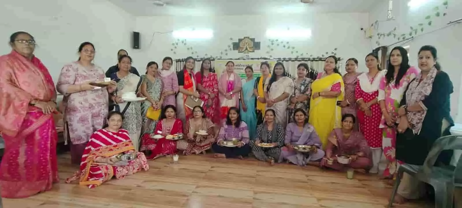 भरतपुर के स्वास्थ्य मंदिर में भाजपा महिला मोर्चा द्वारा आयोजित व्यंजन प्रतियोगिता में प्रतिभागी महिलाएं।