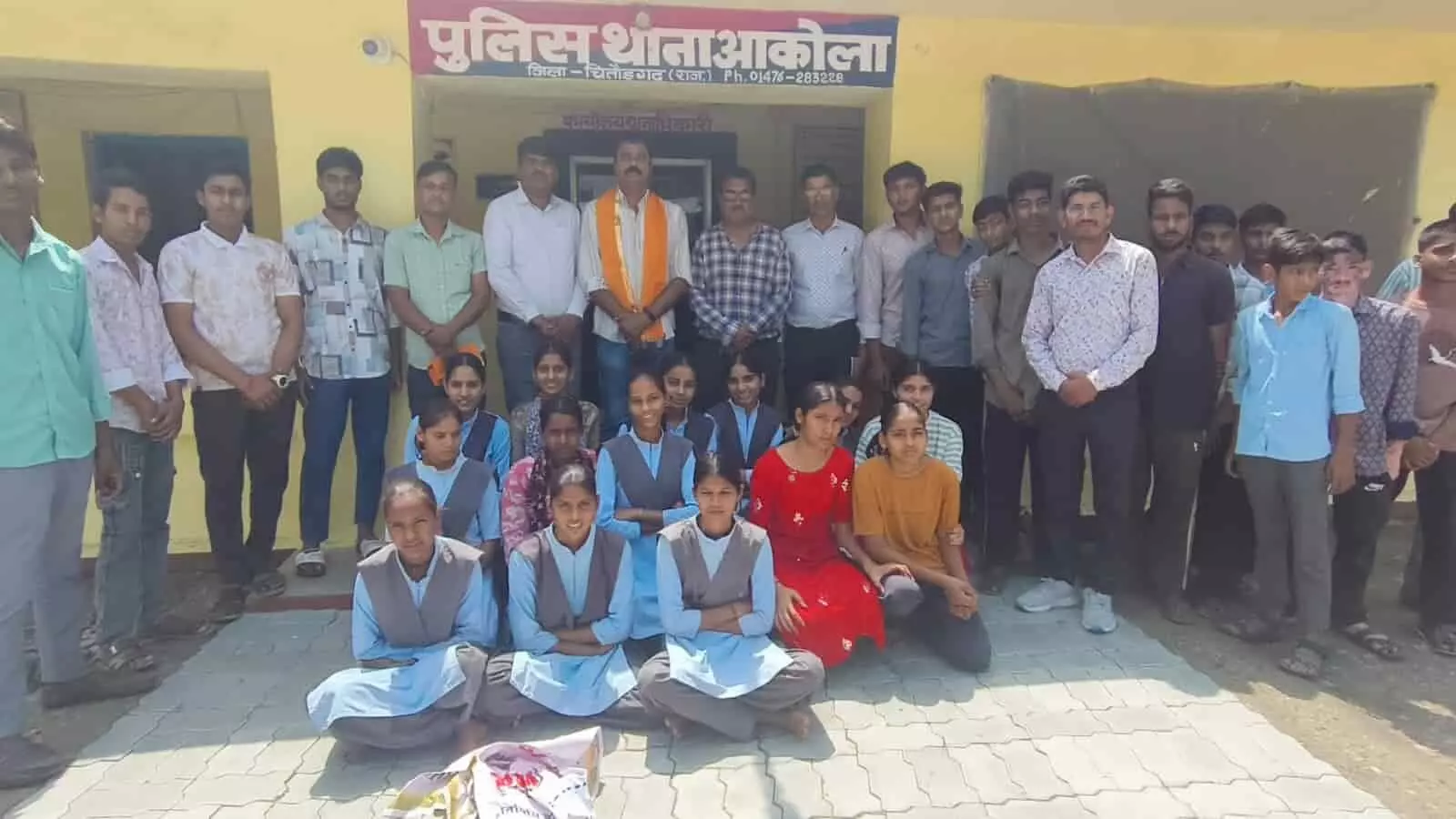 आकोला थाने का भ्रमण करते सरकारी स्कूल के छात्र और पुलिस अधिकारी। आकोला थाने का भ्रमण करते सरकारी स्कूल के छात्र और पुलिस अधिकारी।