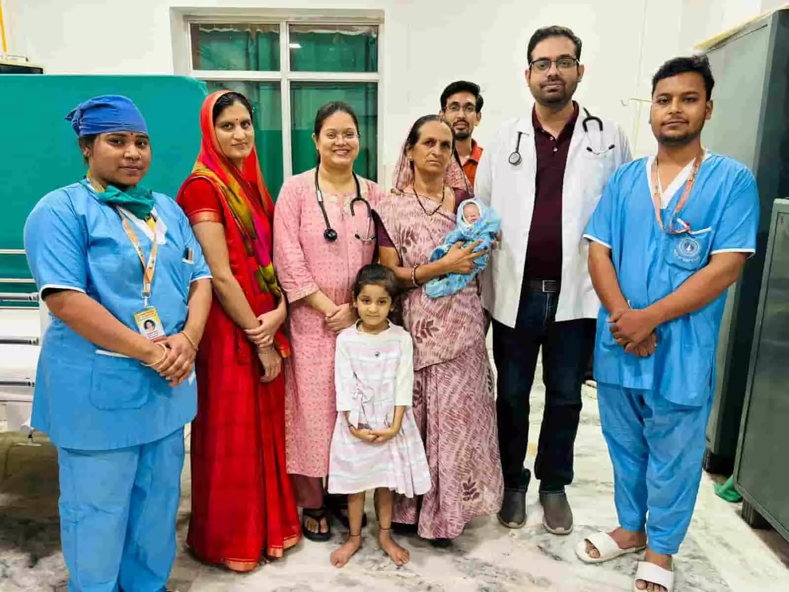 भीलवाड़ा के रामस्नेही चिकित्सालय एवं अनुसंधान केंद्र की मेडिकल टीम, जिसने 950 ग्राम वजन वाले प्रीटर्म नवजात का सफल उपचार किया। भीलवाड़ा के रामस्नेही चिकित्सालय एवं अनुसंधान केंद्र की मेडिकल टीम, जिसने 950 ग्राम वजन वाले प्रीटर्म नवजात का सफल उपचार किया।