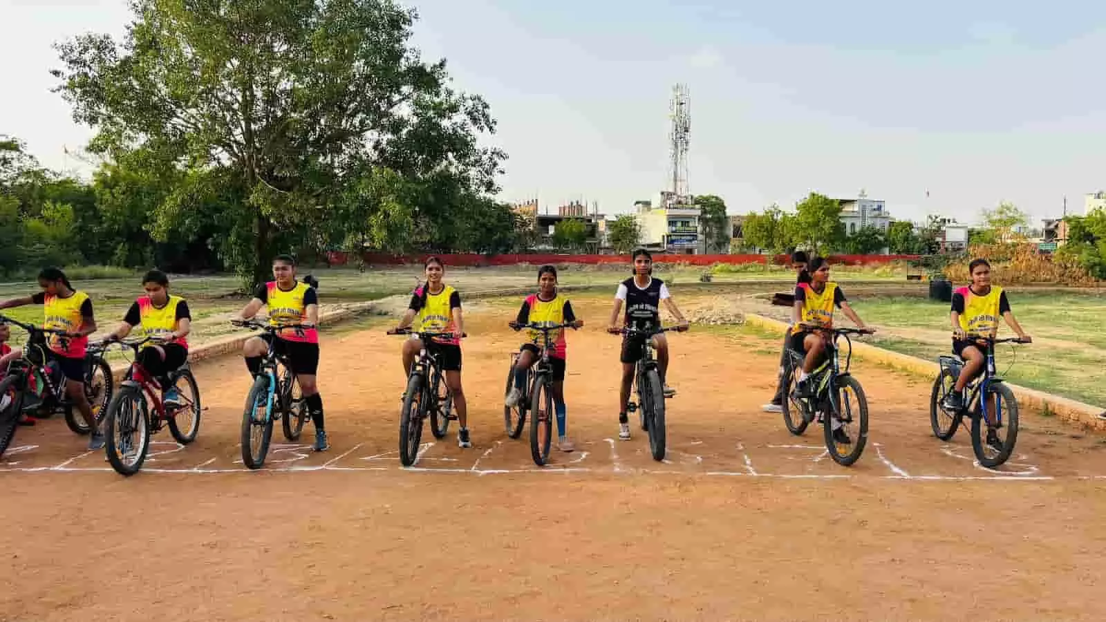 मुरलीधर मानसिंहका कॉलेज मैदान में साइकिल रेस में हिस्सा लेतीं छात्राएं और खिलाड़ी। मुरलीधर मानसिंहका कॉलेज मैदान में साइकिल रेस में हिस्सा लेतीं छात्राएं और खिलाड़ी।