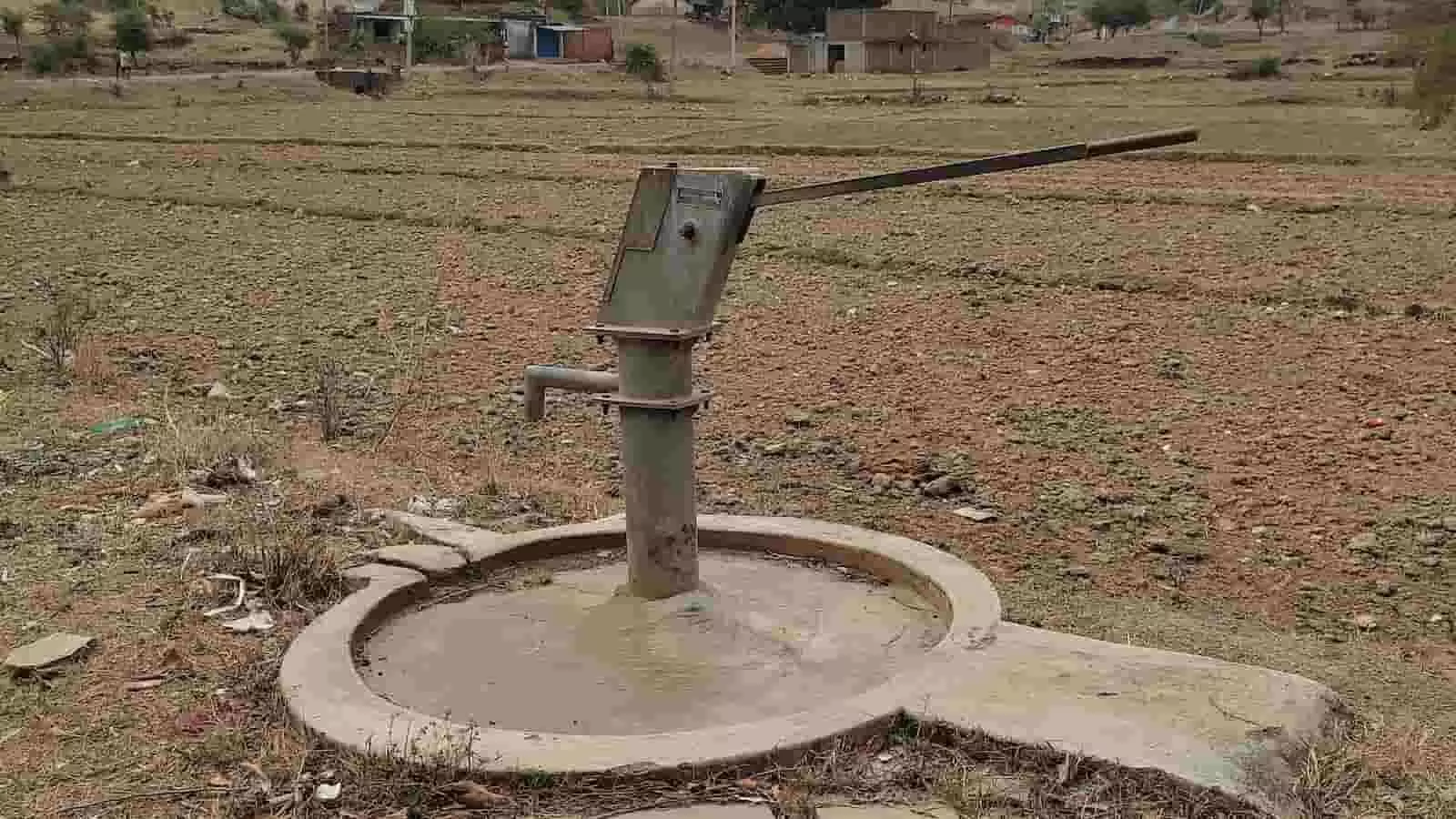 खेड़ा घाटी में खराब पड़ा हैंडपंप, जिससे स्थानीय निवासी पेयजल संकट का सामना कर रहे हैं। खेड़ा घाटी में खराब पड़ा हैंडपंप, जिससे स्थानीय निवासी पेयजल संकट का सामना कर रहे हैं।